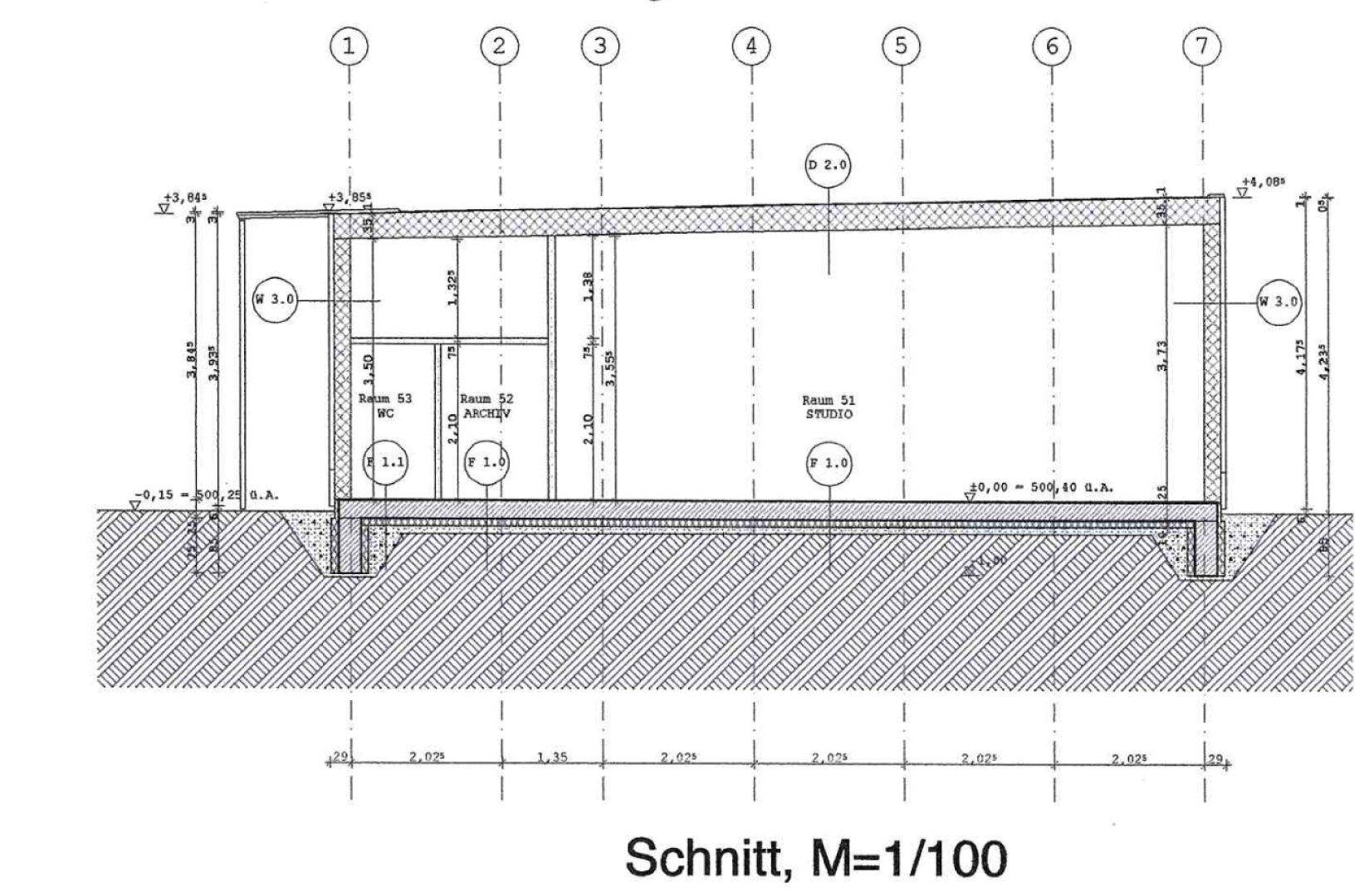 Schnittzeichnung eines Gebäudeteils mit Raumbezeichnungen und Höhenangaben.