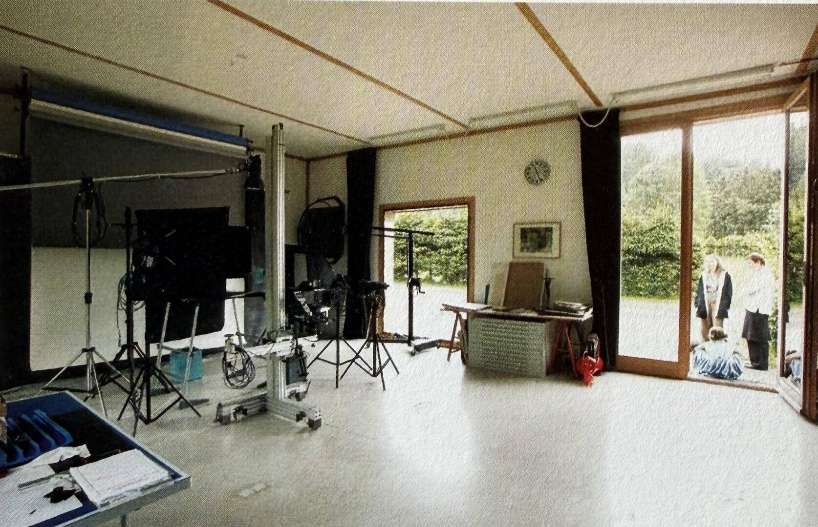 Geräumiger Raum, der als Studio oder Büro genutzt wird, mit großen Fenstern und Gartenzugang.