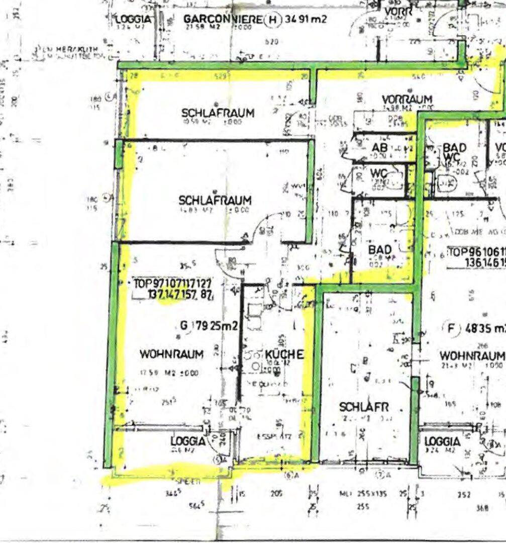 Detaillierter Grundriss einer Wohnung mit mehreren Zimmern und Loggien.