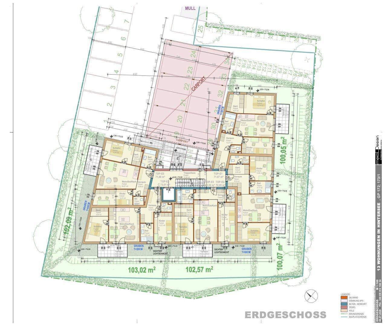 Grundriss des Erdgeschosses mit mehreren Wohnungen, Carports und umliegenden Außenbereichen.