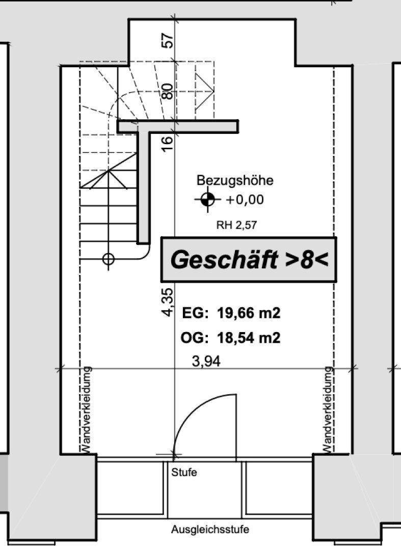 Grundrissplan eines Geschäftsraums, der sich über zwei Ebenen mit einer internen Treppe erstreckt.