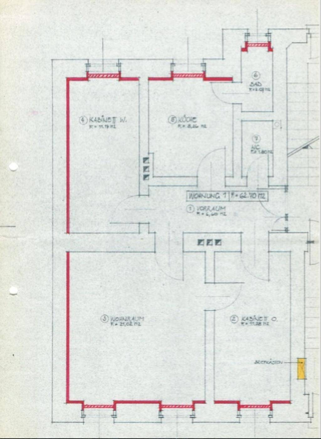 Handgezeichneter Grundriss einer Wohnung mit mehreren Räumen und einem Balkon.
