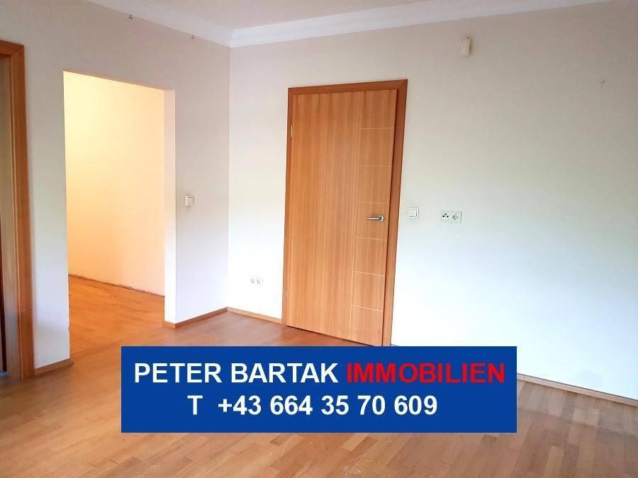 Heller Raum mit Parkettboden und offenem Durchgang, bietet flexible Gestaltungsmöglichkeiten.