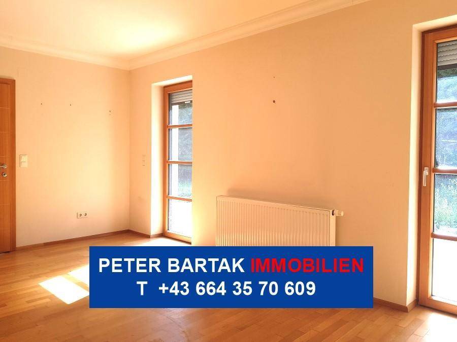 Heller Wohnbereich mit Parkettboden, großem Fenster und Heizkörper, bereit zur individuellen Gestaltung.