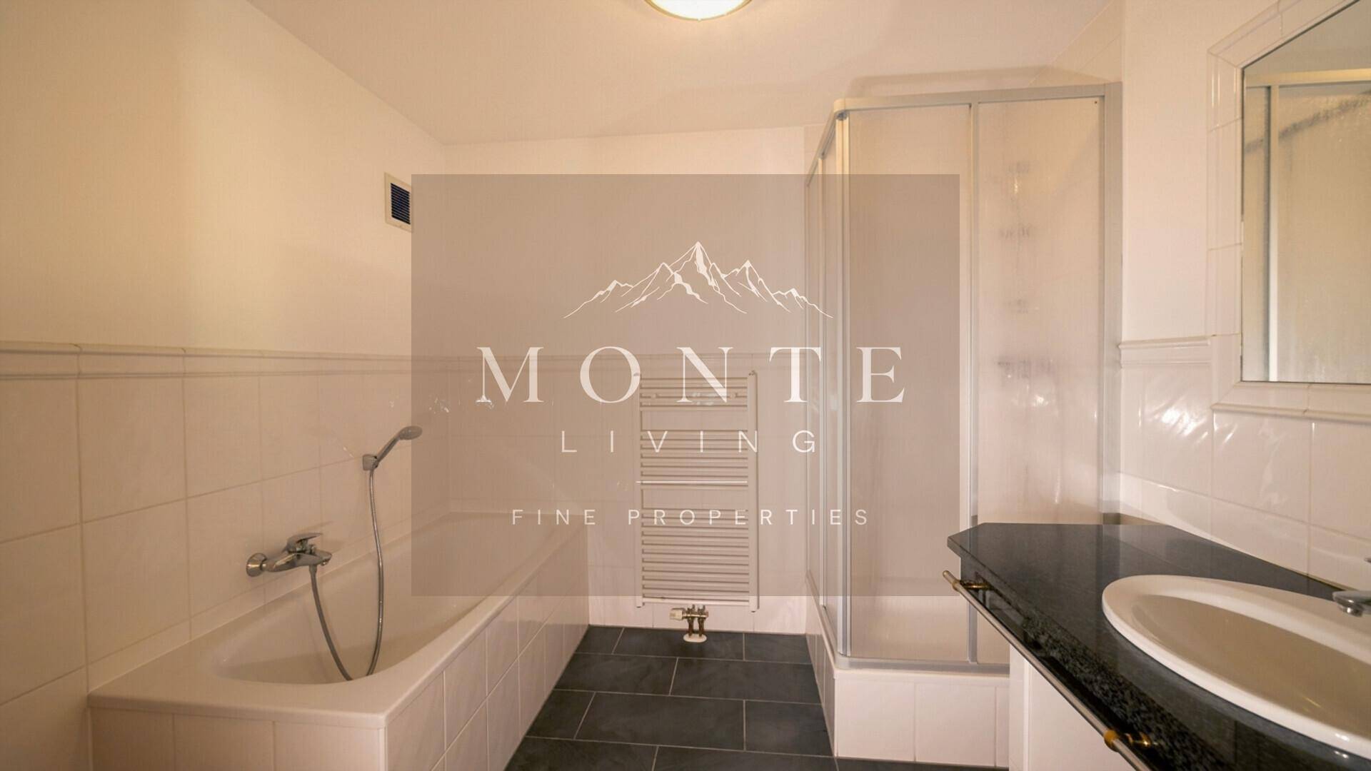 Modernes Badezimmer mit Badewanne, Duschkabine, Einzelwaschbecken und Handtuchheizkörper.
