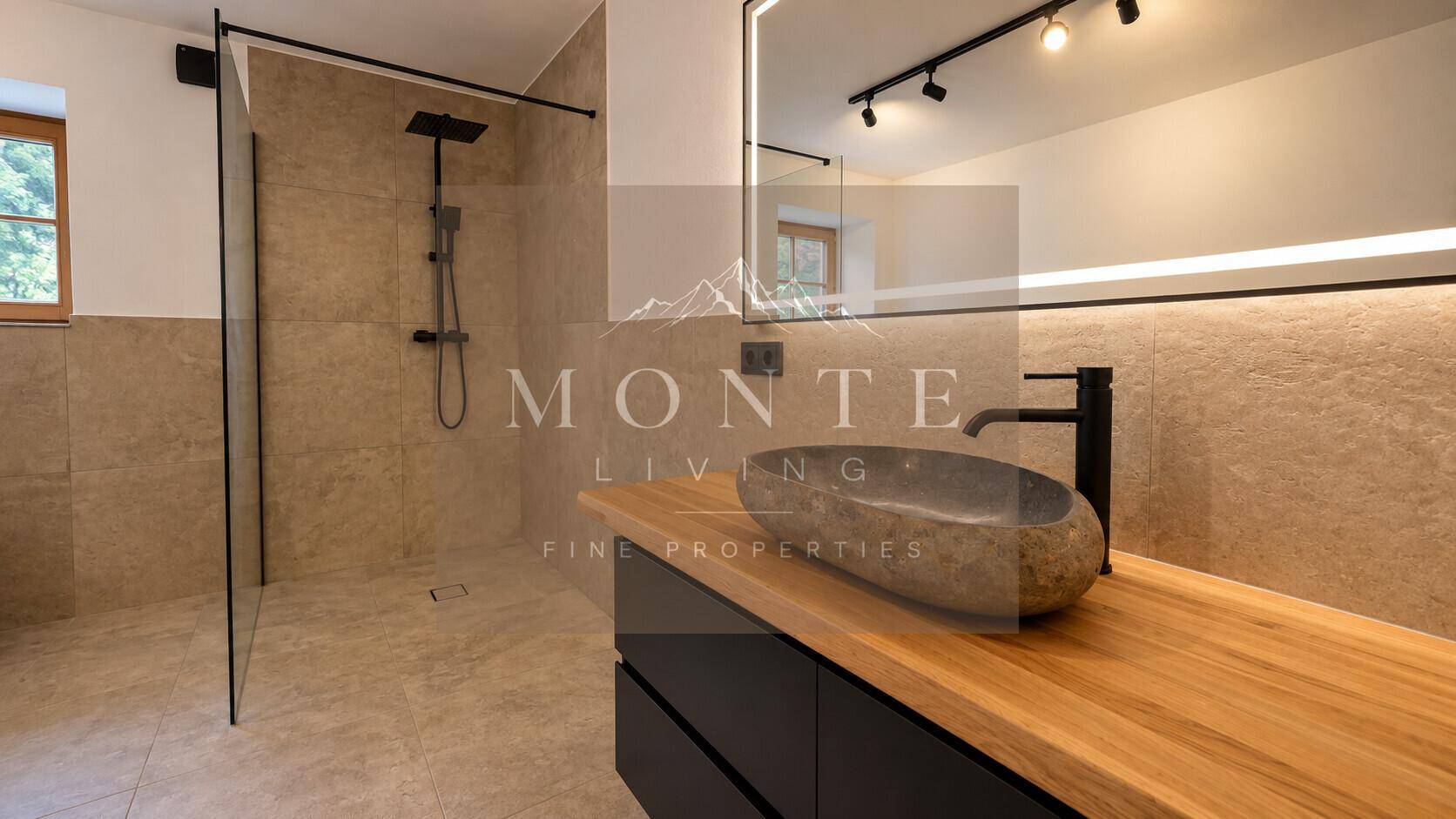 Modernes Badezimmer mit Natursteinwaschbecken, begehbarer Dusche und indirekter Beleuchtung.