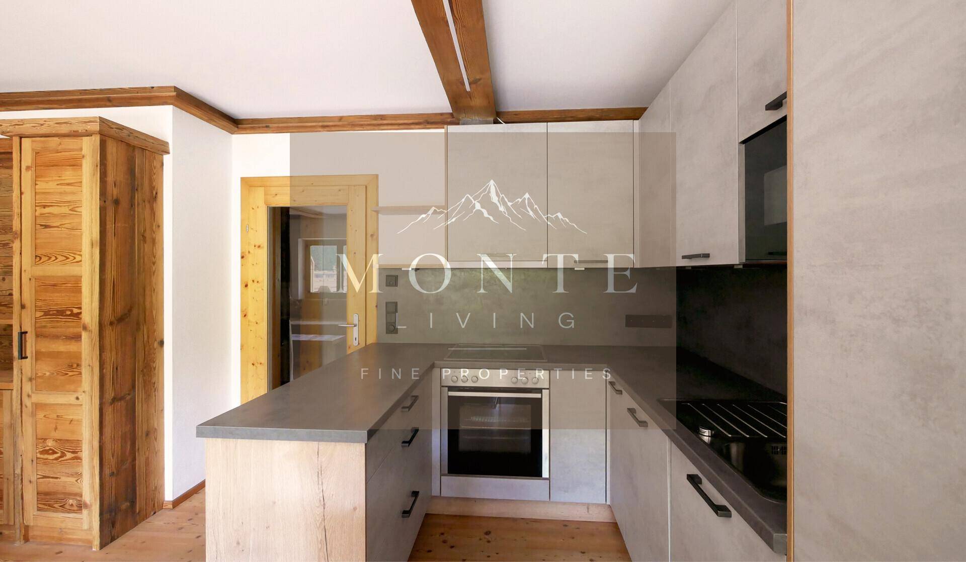 Moderne Einbauküche mit integriertem Backofen, Kochfeld und Holzelementen.