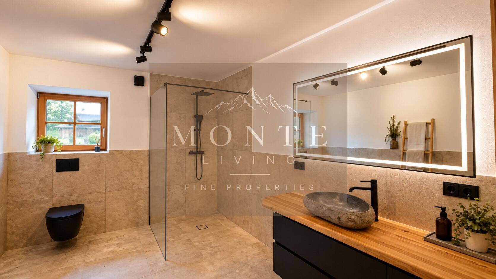 Elegantes Badezimmer mit begehbarer Dusche, Natursteinwaschbecken und wandhängendem WC.