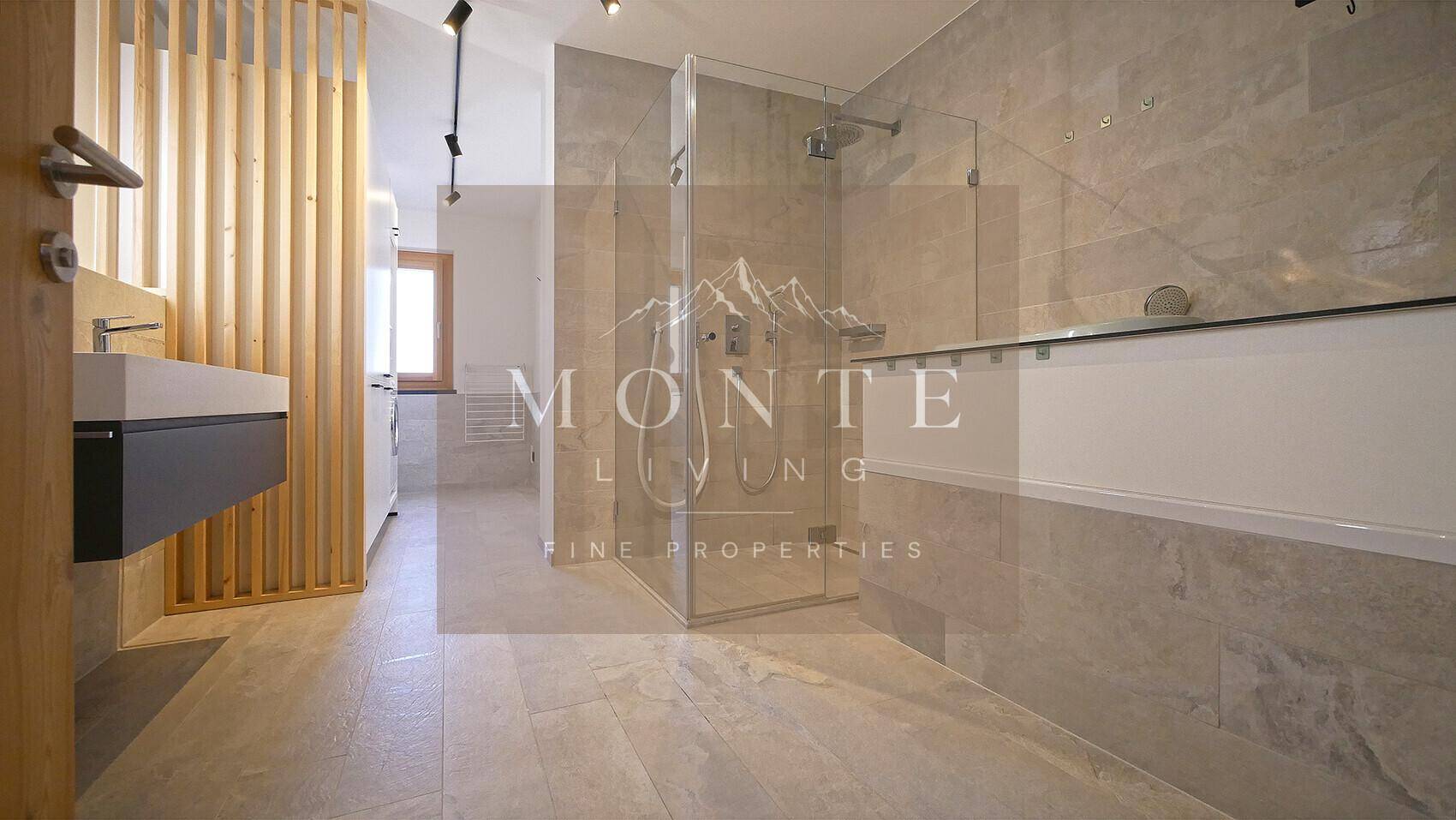 Modernes Badezimmer mit begehbarer Dusche, Badewanne und stilvollen Fliesen.