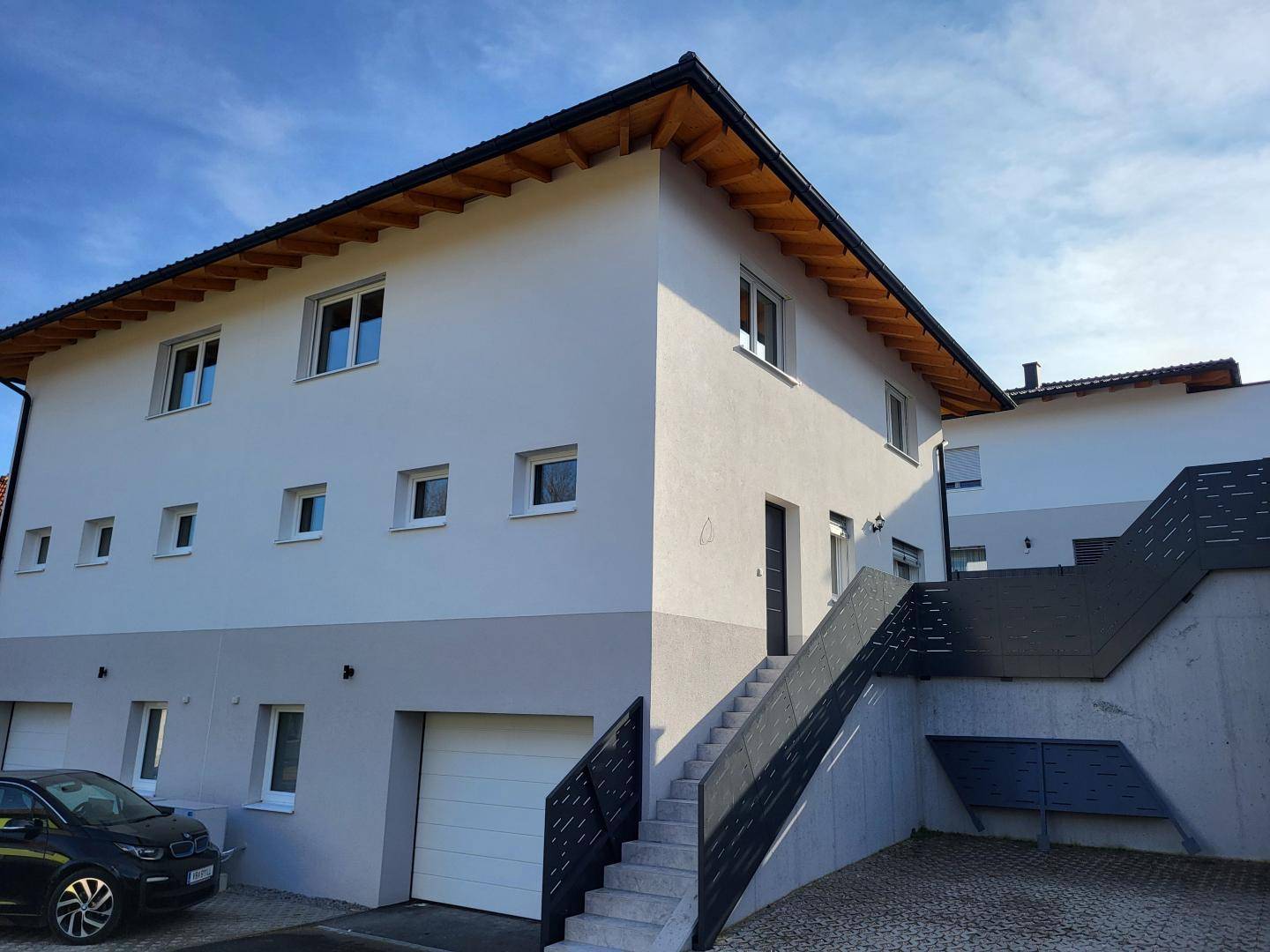 Hauseingang + Garage