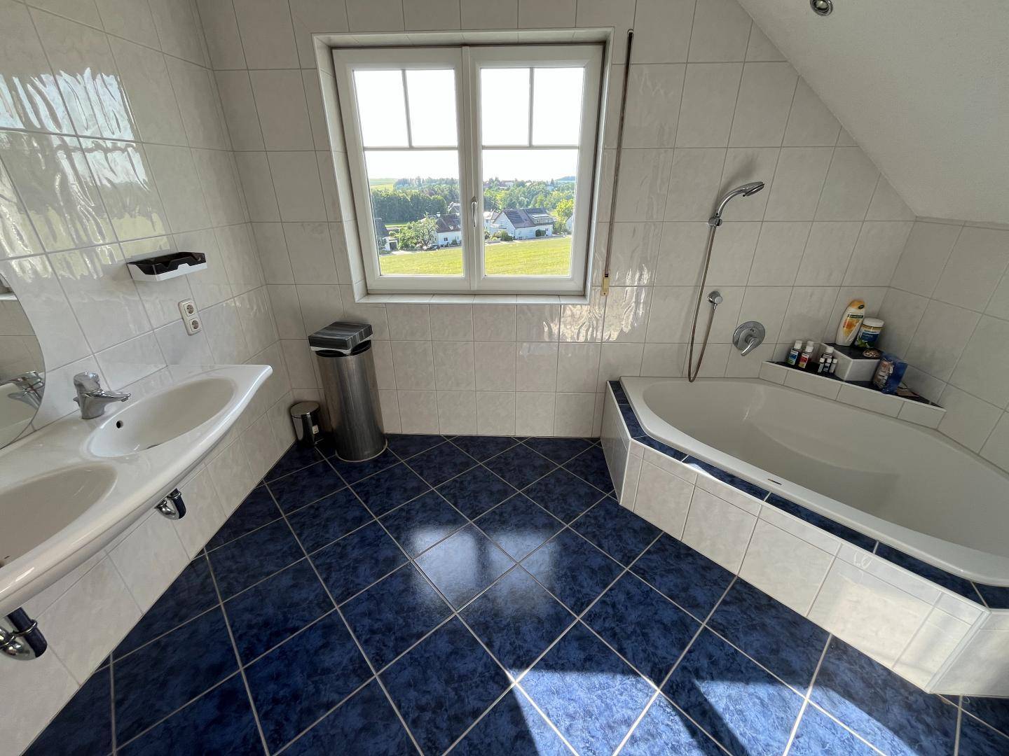 Bad Dusche und Badewanne
