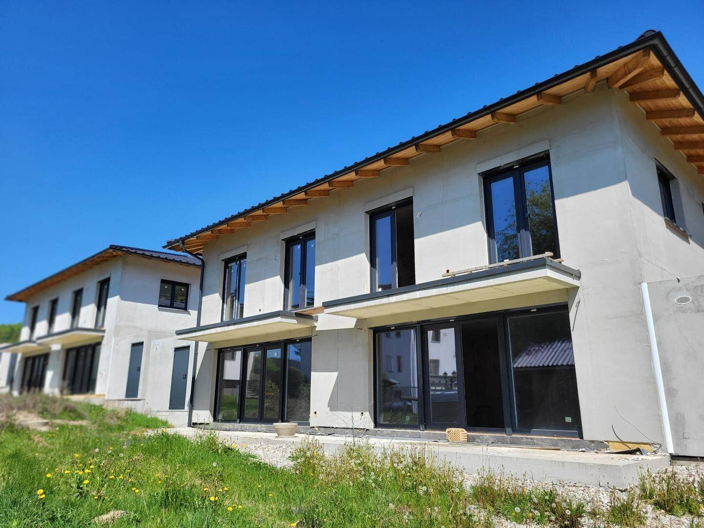 EIGENHEIM STATT MIETE UNTER 200K! Attraktive Rohbau – Doppelhaushälften mit Garage und sonnigem Garten zum Selbstausbau in ruhiger Siedlungslage in Bruckmühl (H6/1, H6/2) - Widok 2
