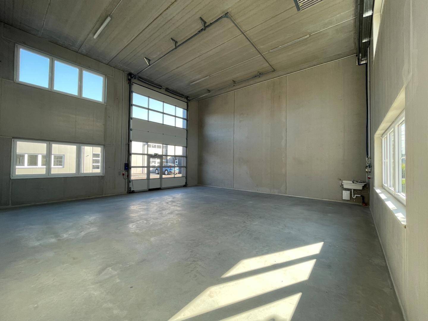 KURZZEITMIETE MÖGLICH! Betriebs-/ Produktions- oder Lagerhalle mit ca. 99 m² Fläche im Business Park Regau , 1A-Lage, Nähe A1 Westautobahn - SOFORTBEZUG (Top 05b) - Näkymä 2