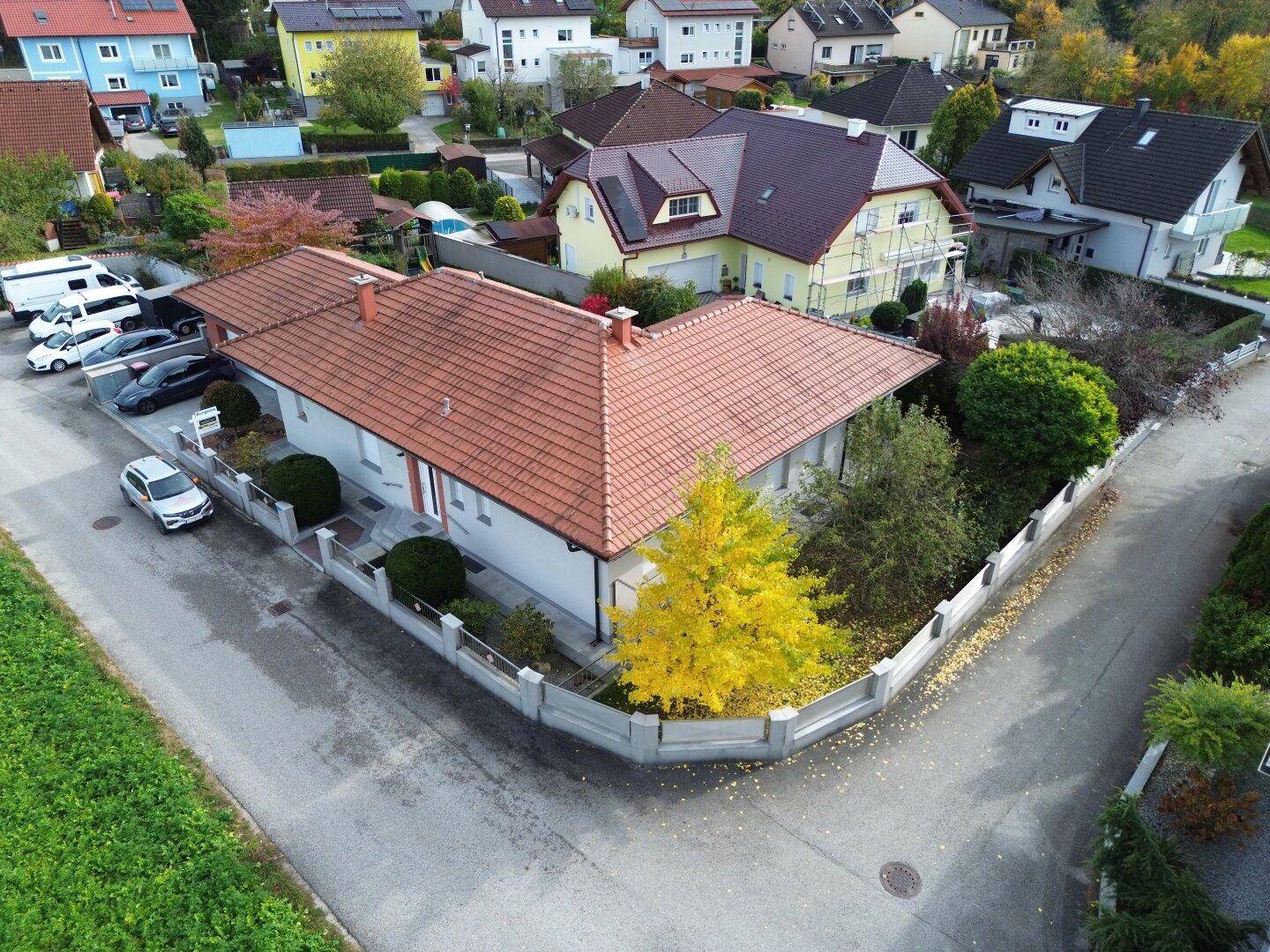 NEUER PREIS! Leistbarer Traum-Bungalow mit Kachelofen überdachter Terrasse, Gartenoase, Wohnkeller und Doppelgarage im Laahfeld /Ansfelden - Ansicht 2