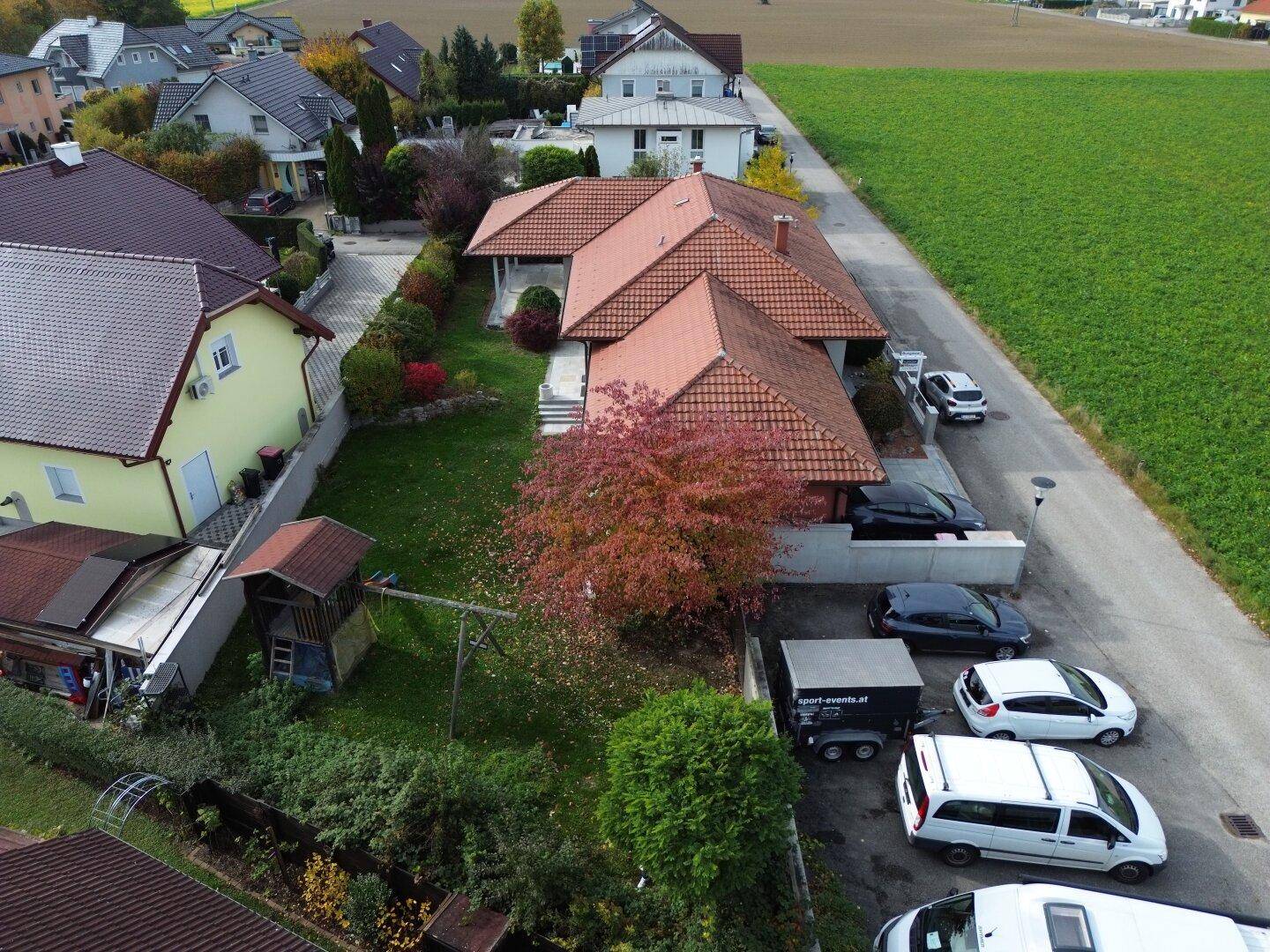 Weitläufige Luftaufnahme des Hauses mit angrenzenden Feldern und ländlicher Umgebung im Herbst.