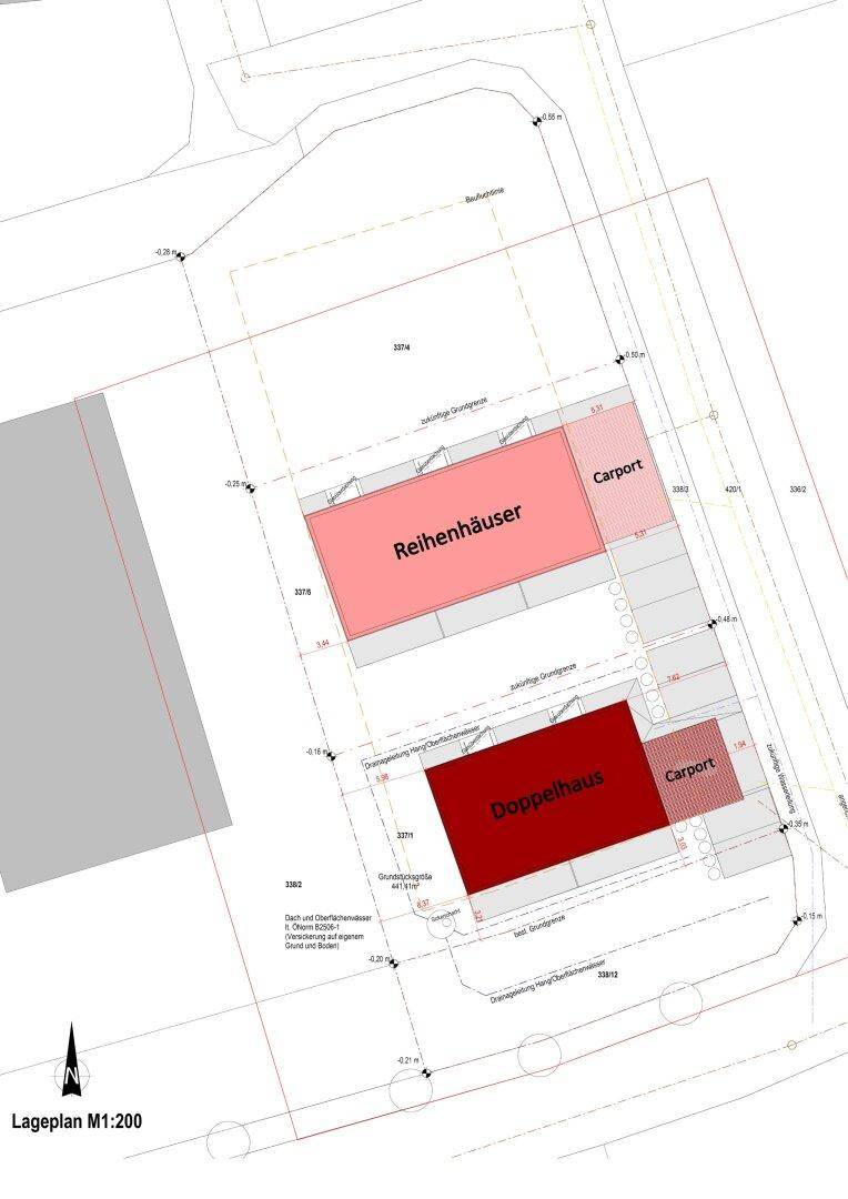 Lageplan zeigt die Anordnung von Reihenhäusern und einem Doppelhaus mit zugehörigen Carports auf einem Grundstück.