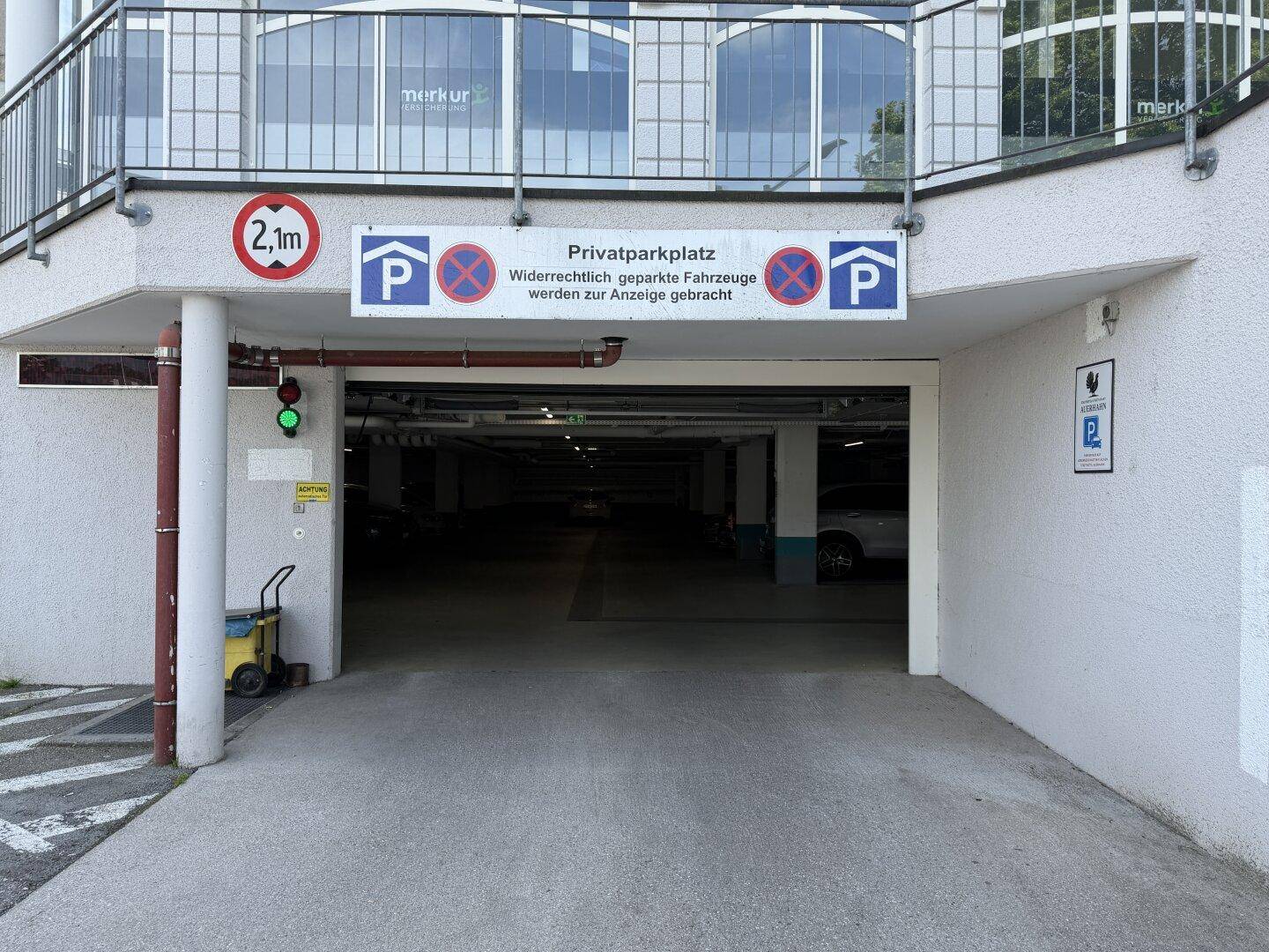 Eingang zur Tiefgarage mit Beschilderung und Höhenbegrenzung von 2,1 Metern für Fahrzeuge.
