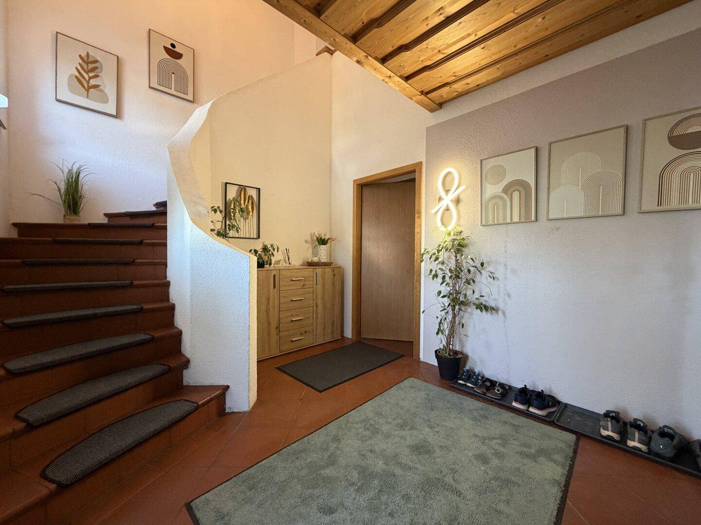 Exklusive Gartenwohnung mit Hauscharakter 175 m² WNFL auf zwei Ebenen, PV-Anlage großzügiger Außenfläche &amp; Garage in Wankham / Regau - Mehr