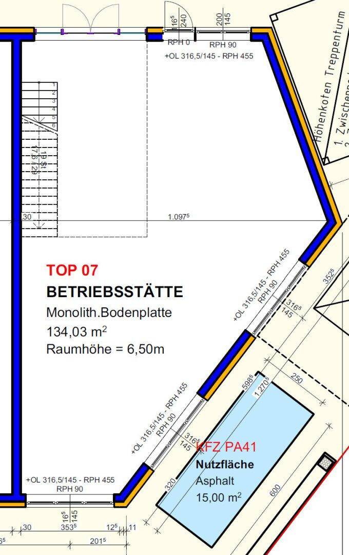 Grundriss für die Betriebsstätte TOP 07 mit großer Nutzfläche, Treppe und ausgewiesenem Parkbereich.