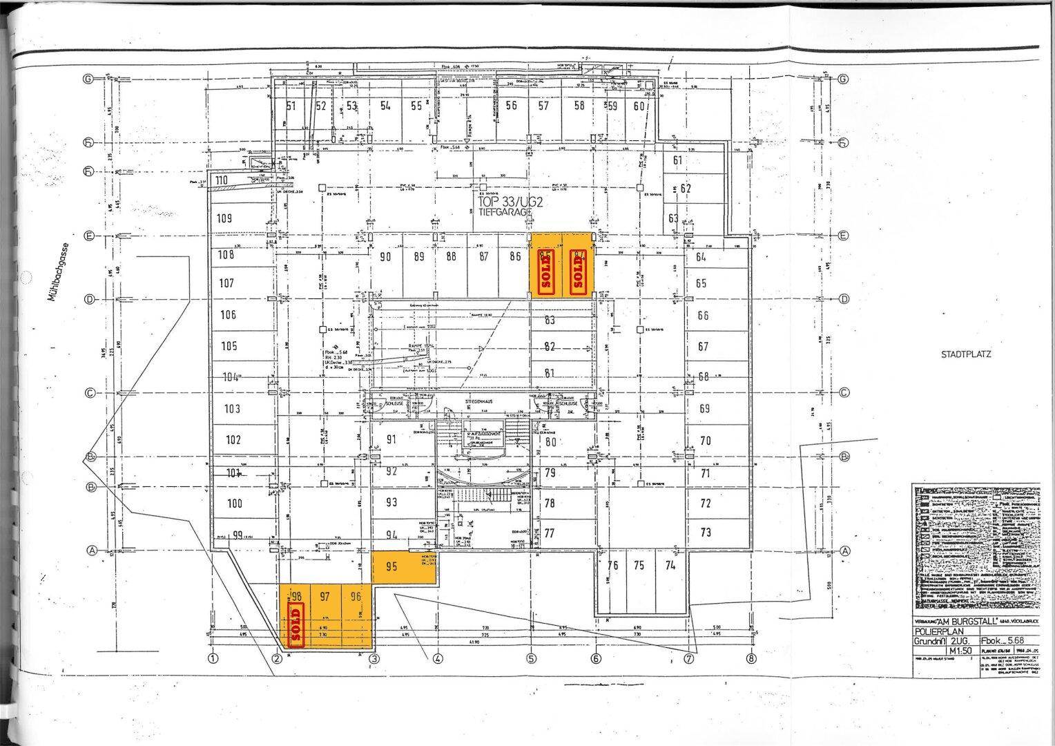 Ein weiterer Grundrissplan einer Tiefgarage, der die Anordnung vieler Parkplätze auf einer anderen Ebene darstellt.
