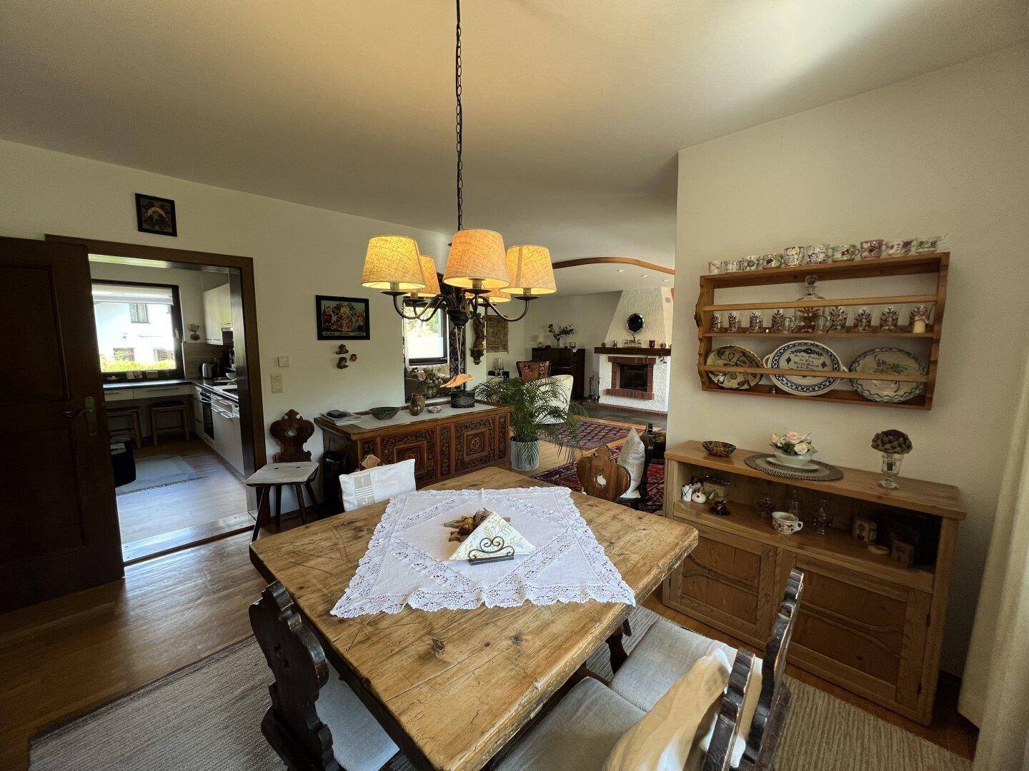 Gemütlicher Essbereich mit traditionellen Möbeln und Blick in die Küche und das Wohnzimmer.
