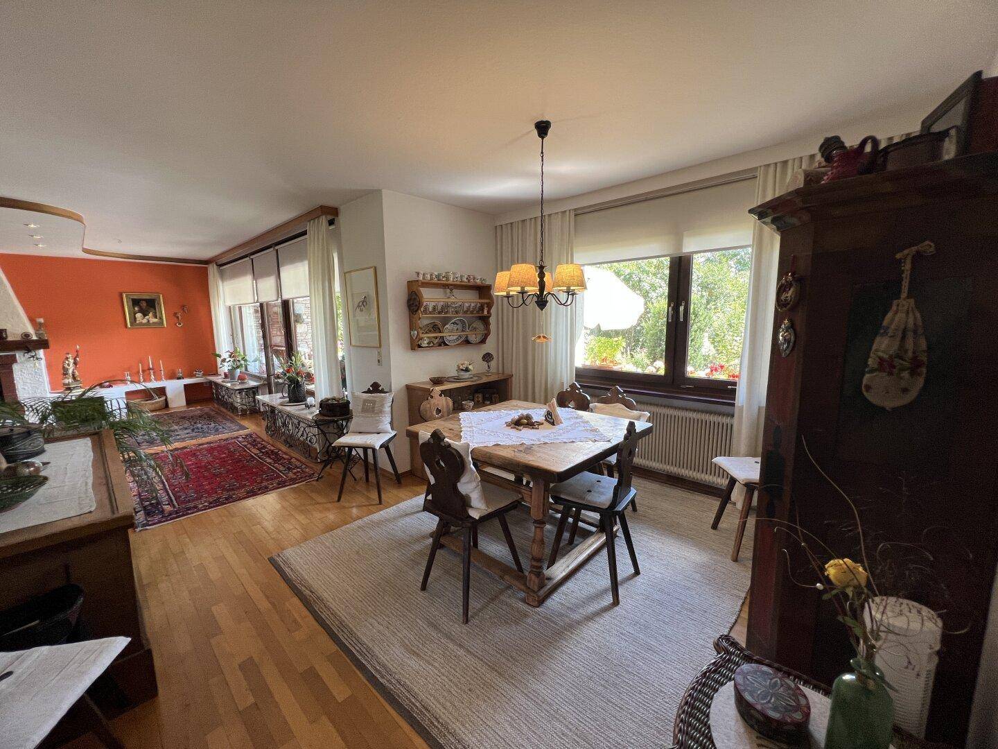 Rustikaler Essbereich mit Holztisch und Stühlen, offen zum Wohnzimmer.