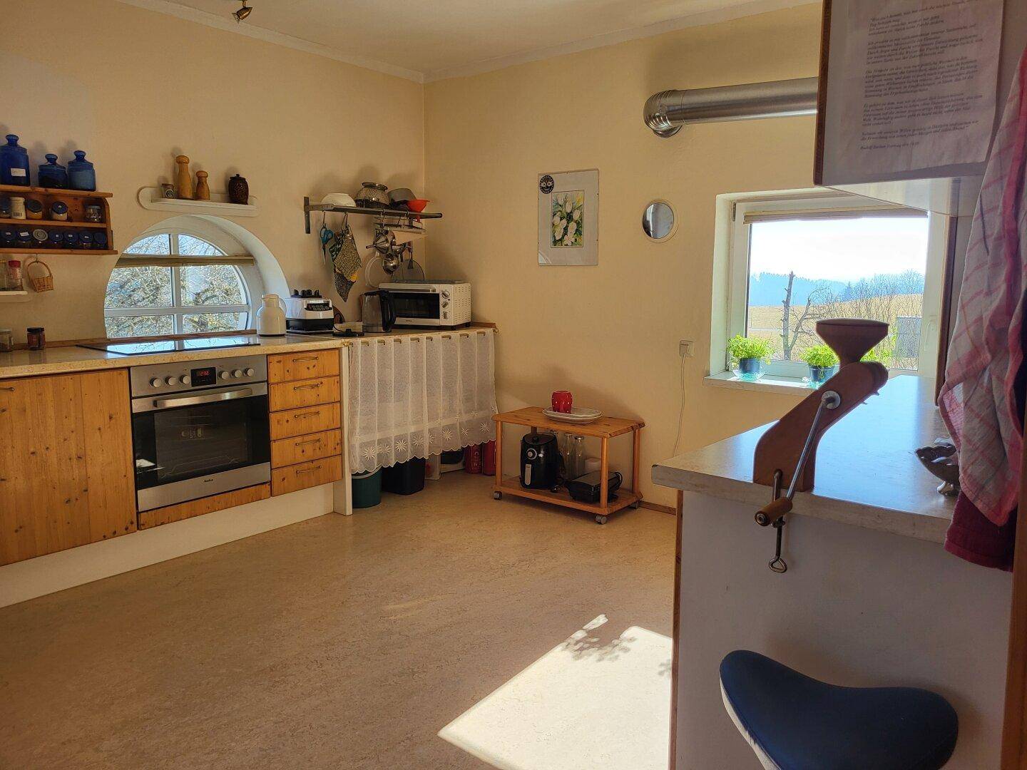 Weitere Ansicht der Küche mit viel Arbeitsfläche und einem Fenster, das einen schönen Ausblick bietet.