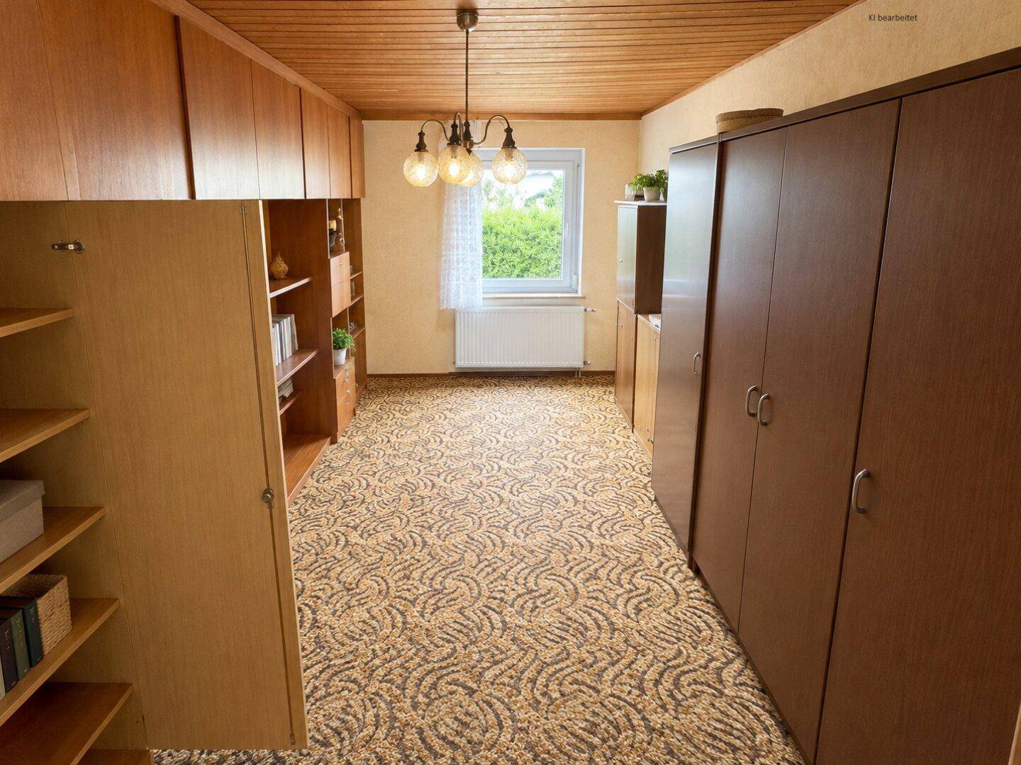 Schlafzimmer mit gemustertem Teppichboden, Holzdecke und Einbauschränken für viel Stauraum.