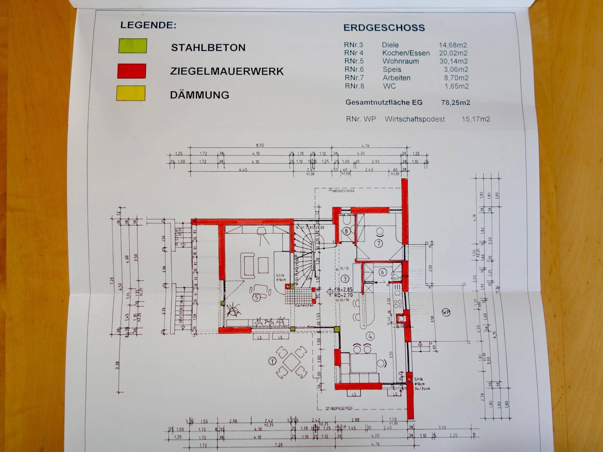 Grundriss des Erdgeschosses mit offenem Wohn-Essbereich und Küche.