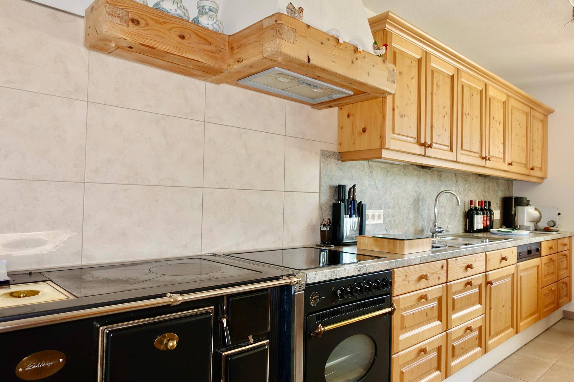 Traditionelle Holzküche mit integriertem Herd und Backofen.