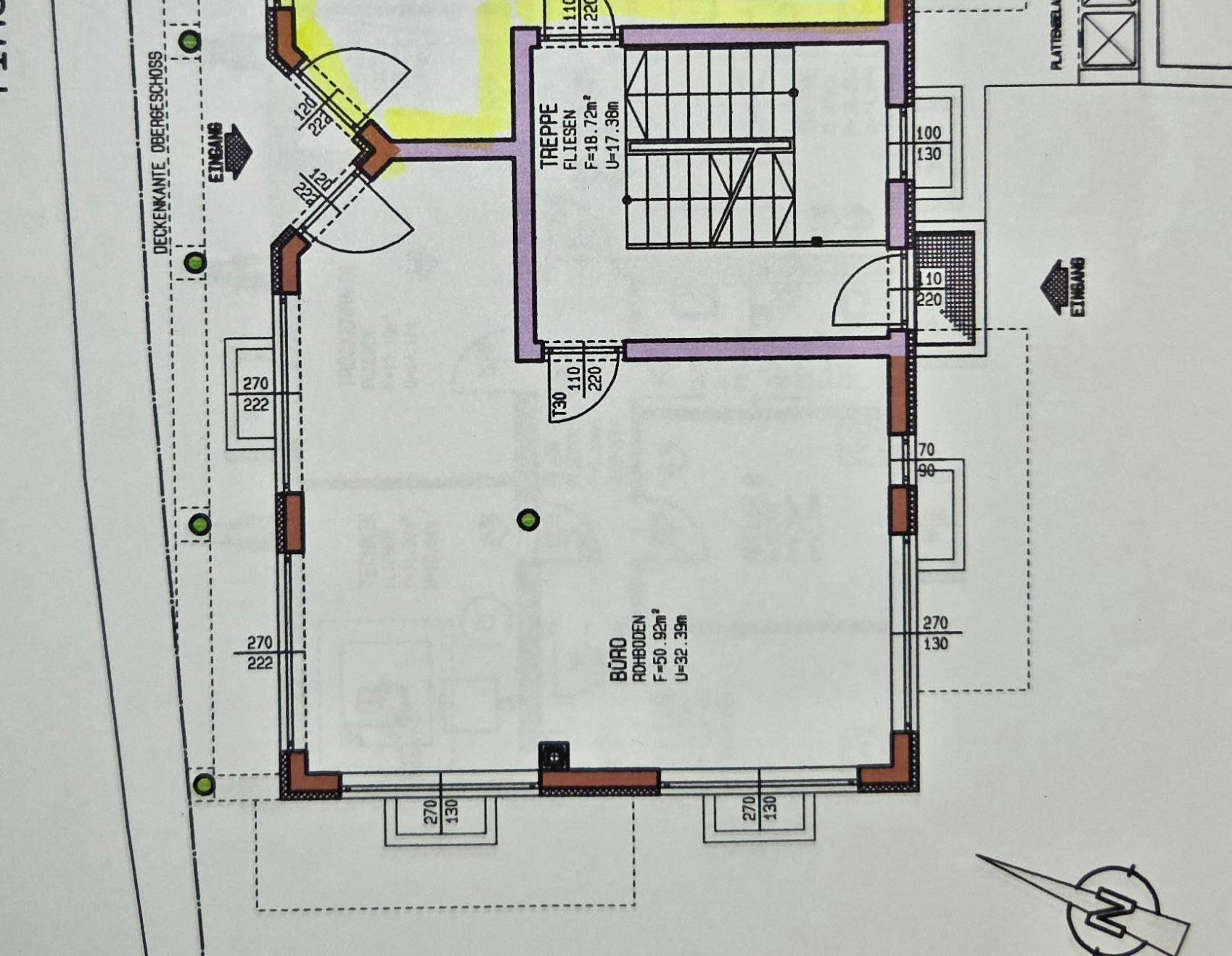 Grundriss des Erdgeschosses mit einem großen Büroraum und dem Treppenhaus.