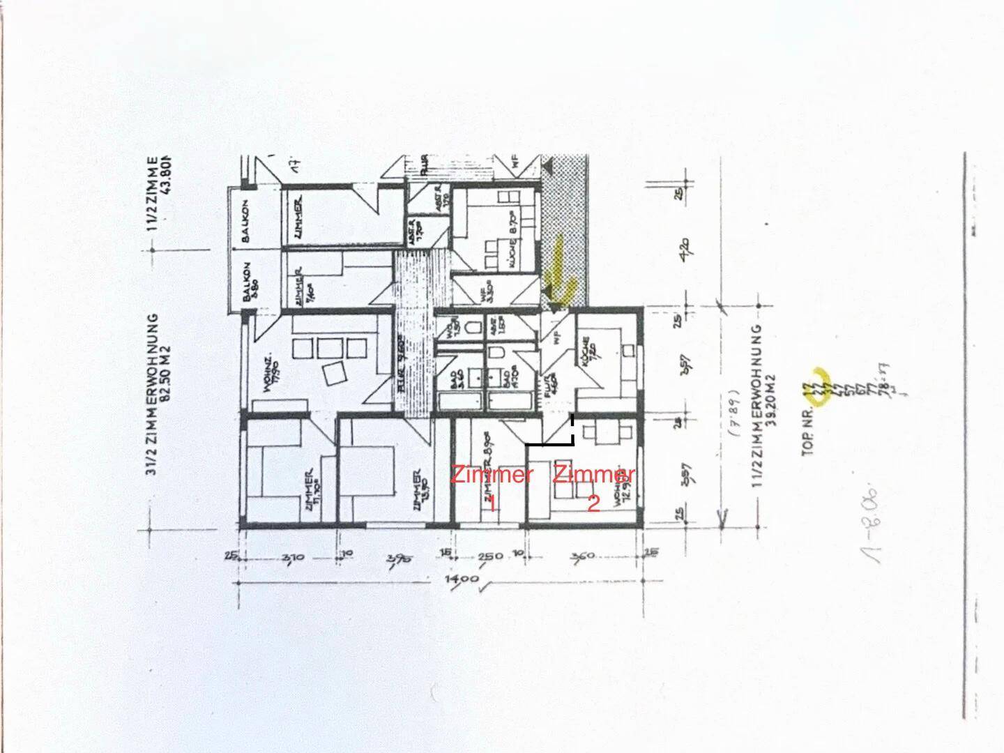 Übersichtlicher Grundrissplan zweier Wohnungen, jeweils mit Balkon, Küche und mehreren Zimmern.