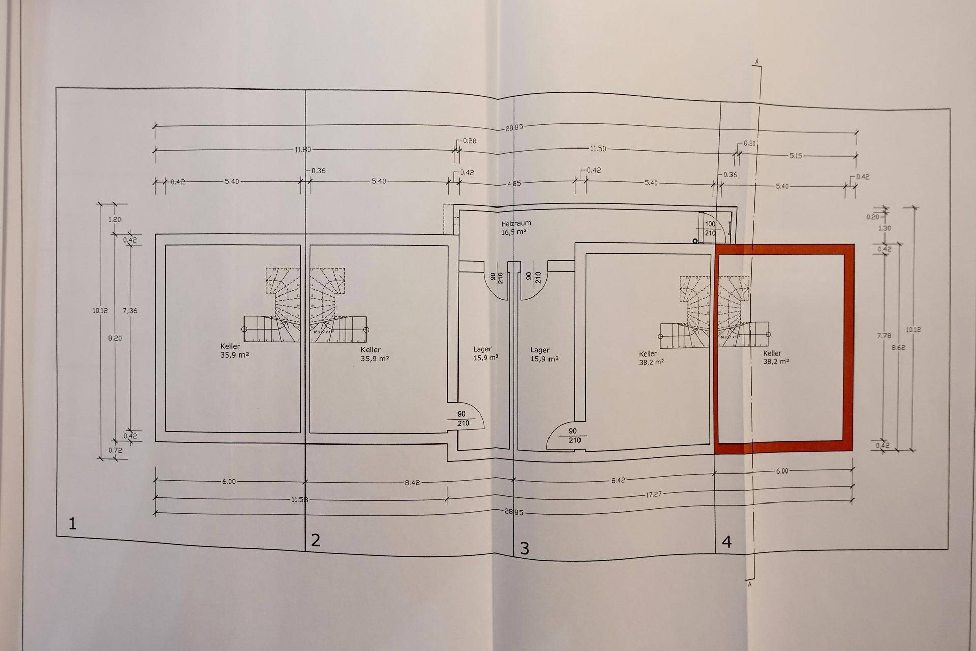 Grundriss des Kellergeschosses mit mehreren Lagerräumen und Treppenaufgängen.