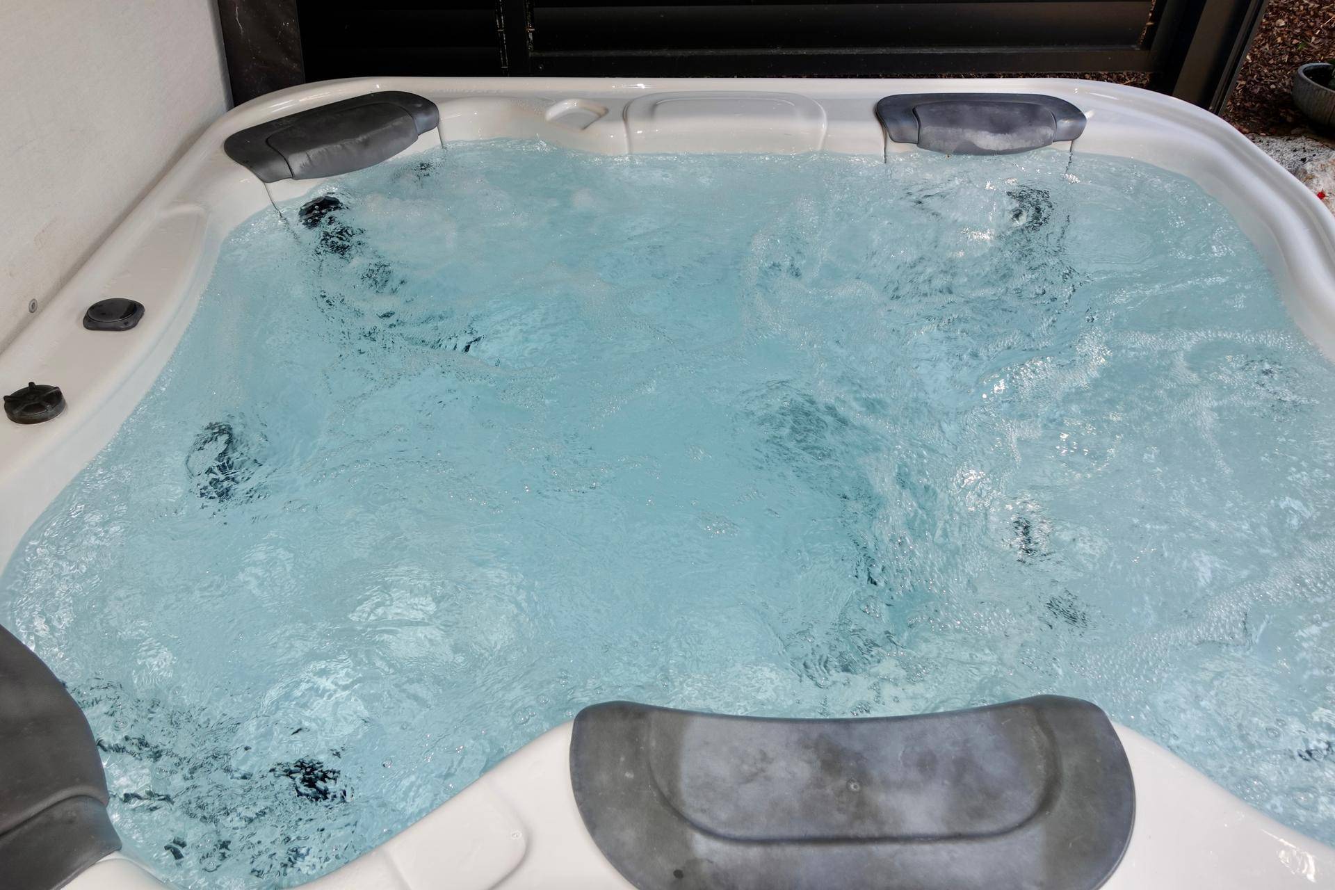 Sprudelnder Whirlpool mit sauberem Wasser, bereit zur Entspannung und Erholung.