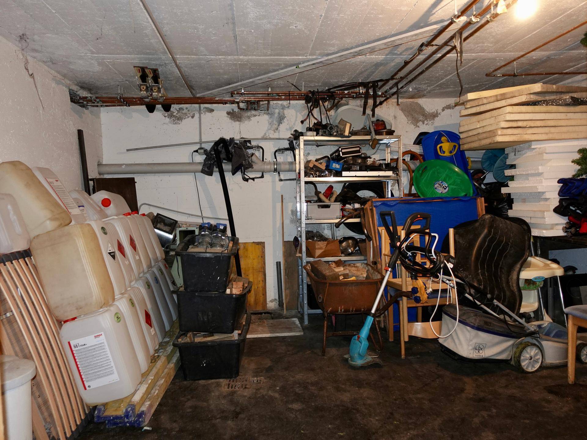 Geräumiger Lagerraum im Keller mit Regalen, Werkzeugen und diversen Haushaltsgegenständen.