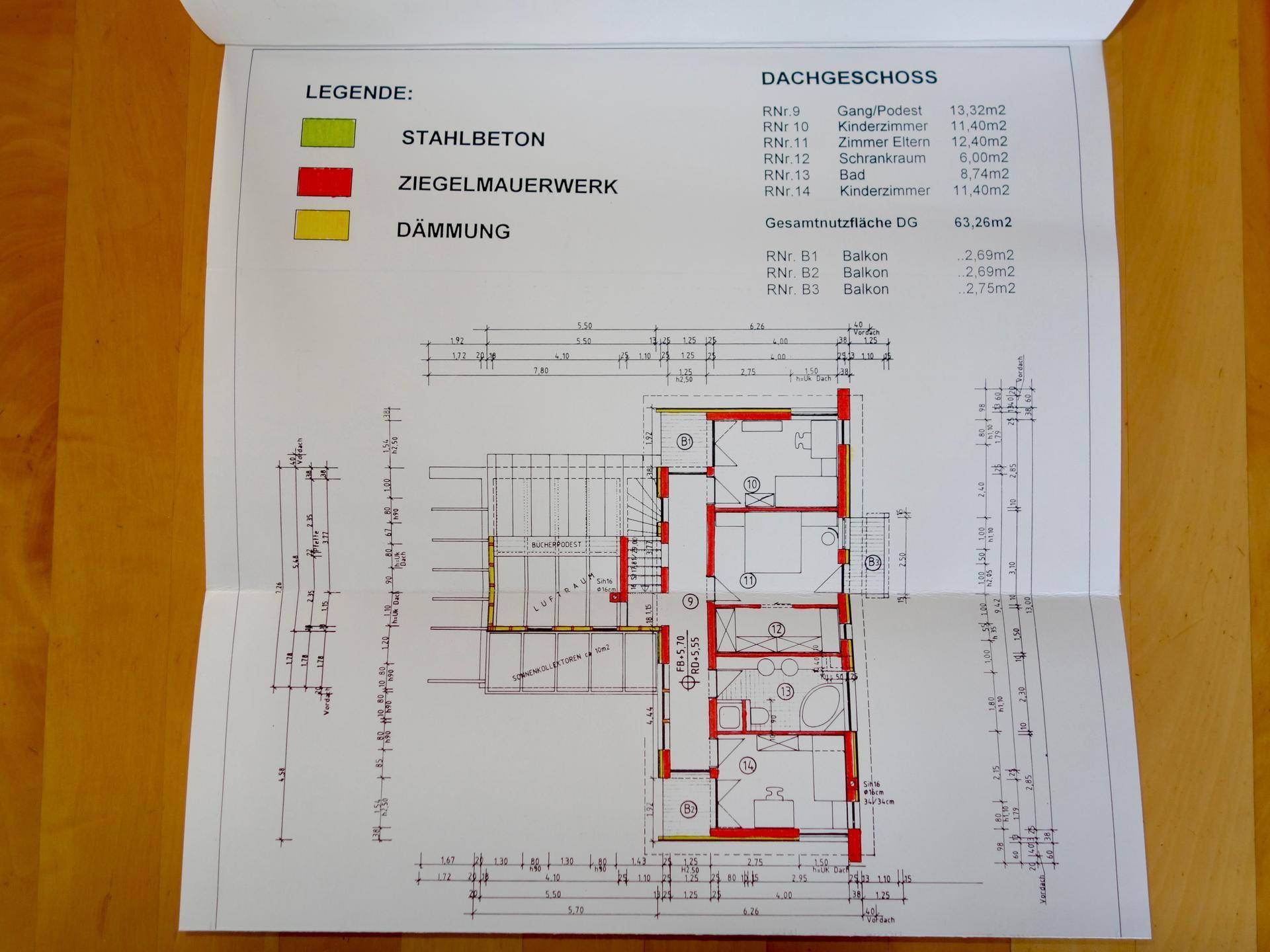 Grundriss des Dachgeschosses mit Schlafzimmern, Bad und Balkonzugang.