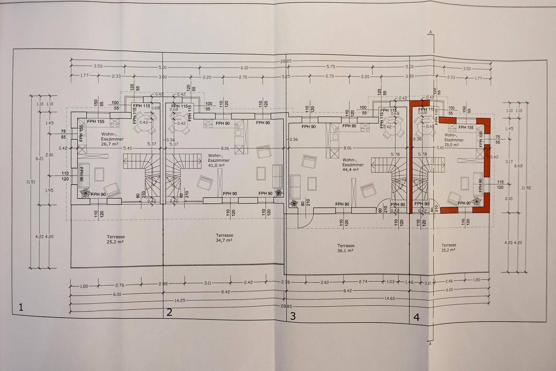 Grundriss des Obergeschosses mit offenem Wohn-Essbereich und großzügigen Terrassen.