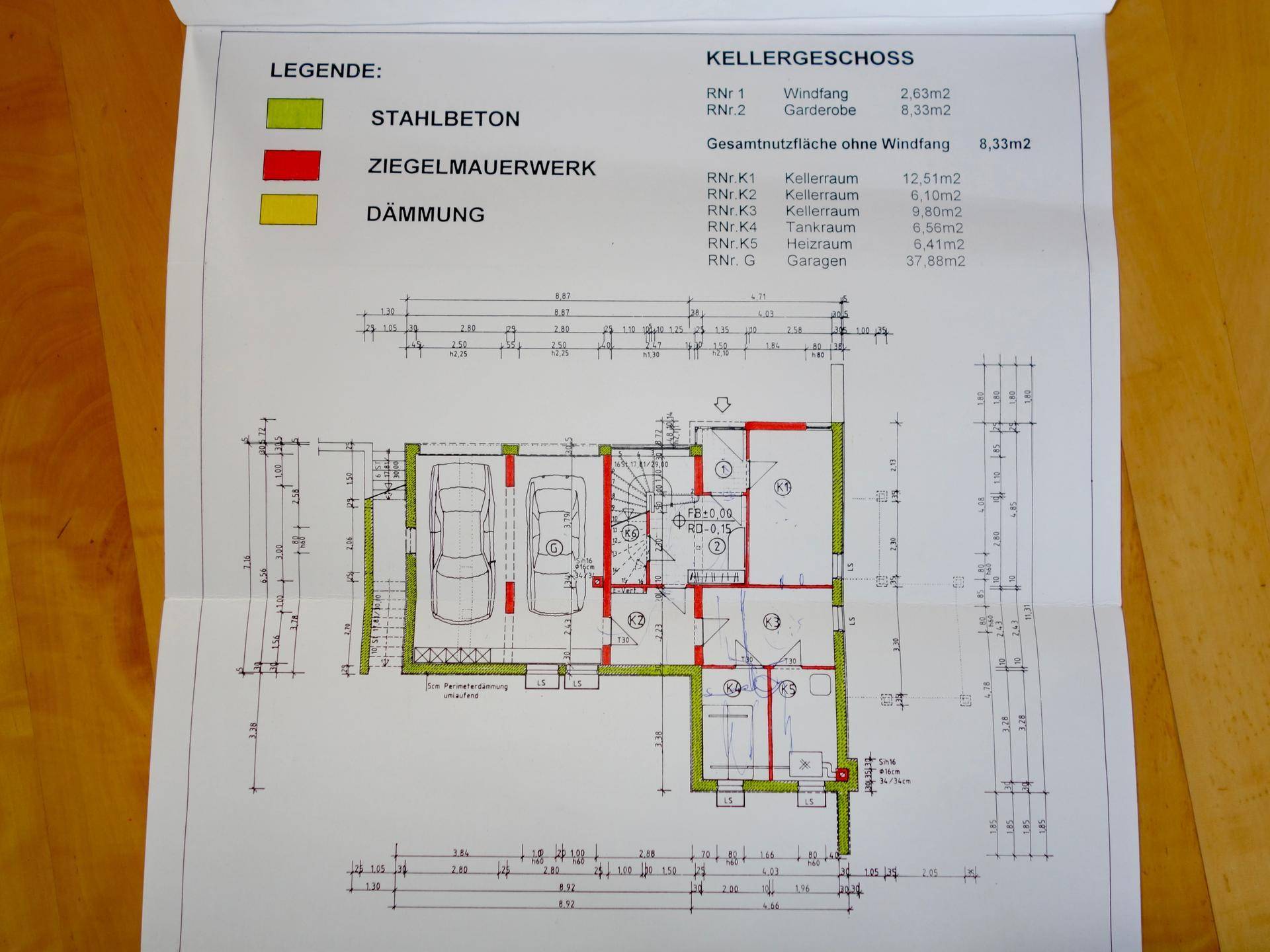 Grundriss des Kellergeschosses mit Garage und verschiedenen Kellerräumen.