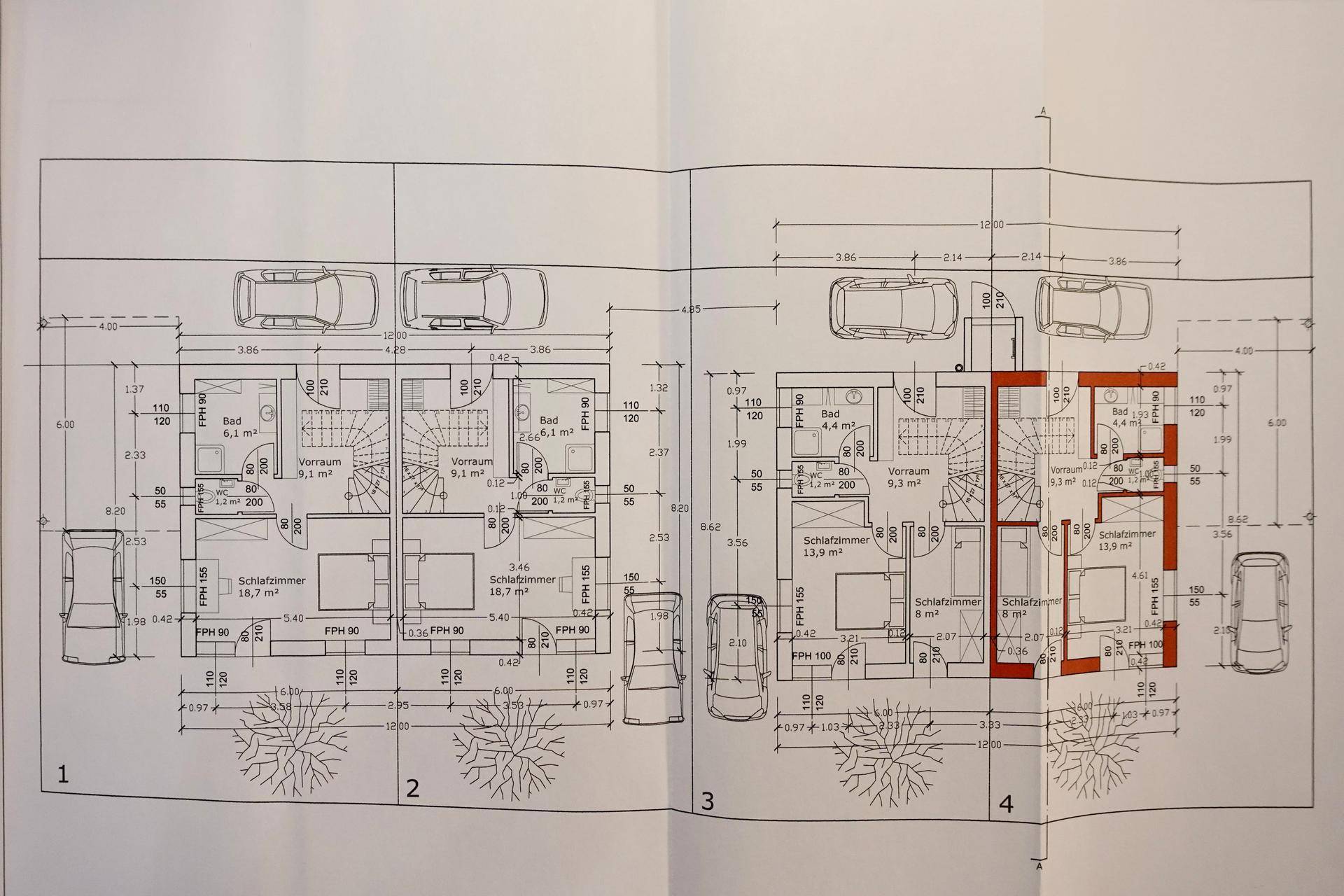 Grundriss des Erdgeschosses mit Schlafzimmern, Bädern und Außenparkplätzen.