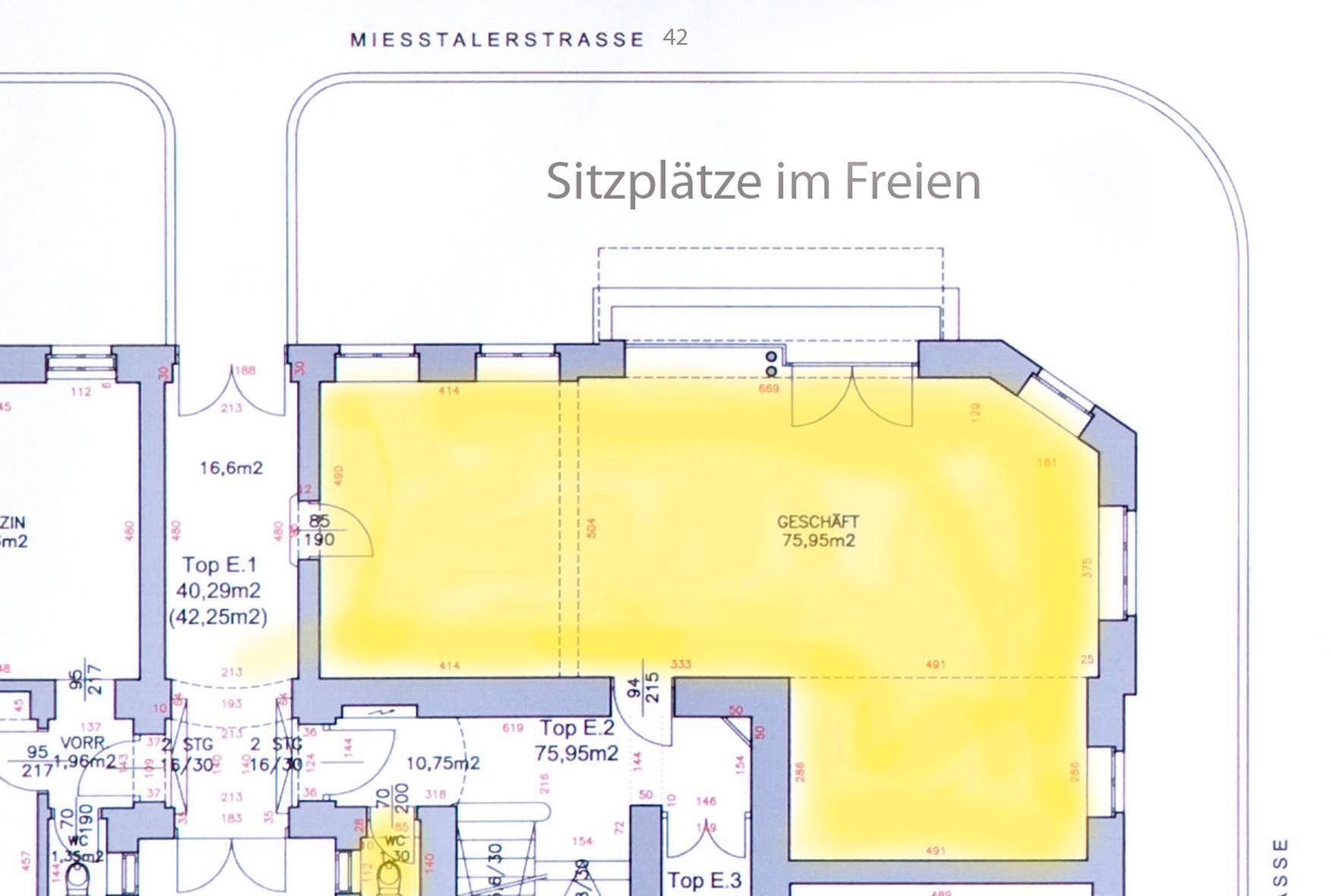 Grundrissplan eines Geschäftsraums mit angrenzenden Einheiten und ausgewiesenen Sitzplätzen im Freien.