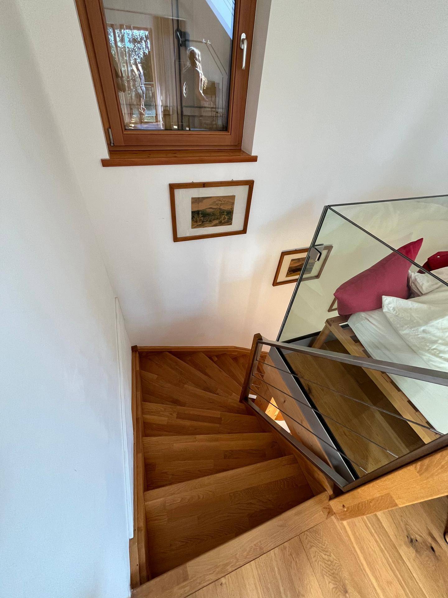 Blick von oben auf die Holztreppe, die die verschiedenen Ebenen des Hauses verbindet.