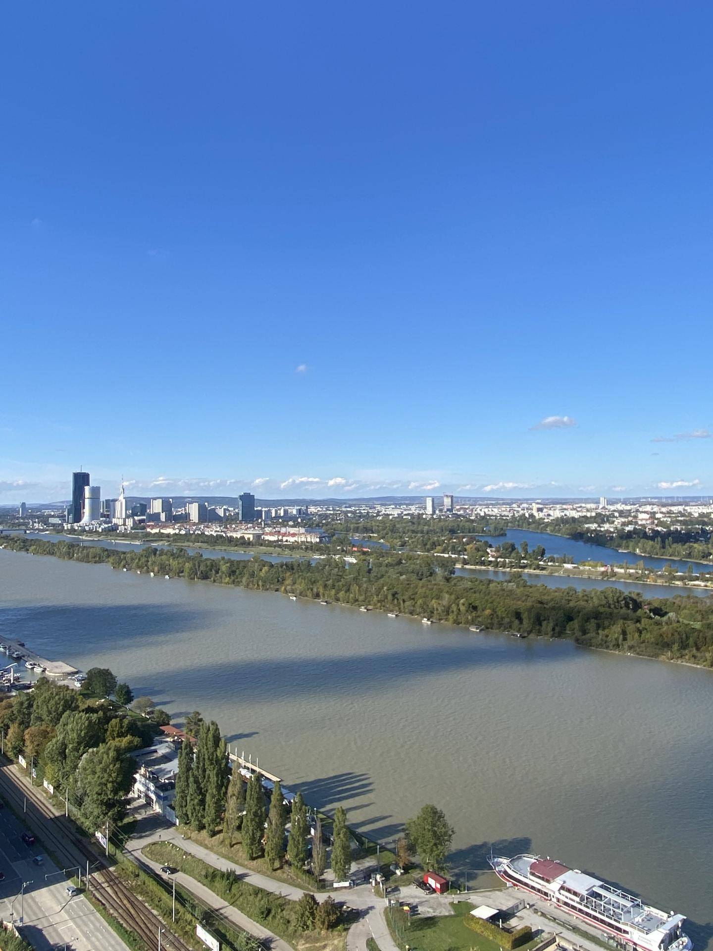Panoramablick auf den Fluss, die Stadtlandschaft und den blauen Himmel mit Wolken.