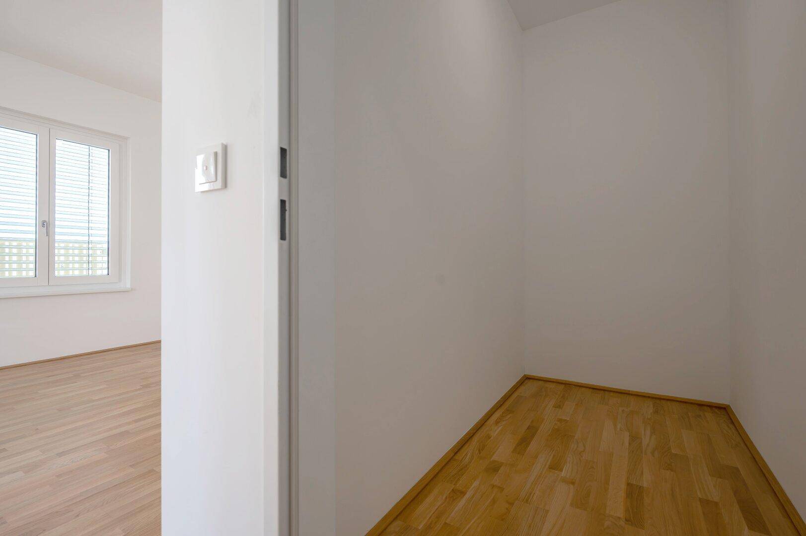 Kleiner Abstellraum mit hellem Parkettboden, ideal für zusätzlichen Stauraum in der Wohnung.