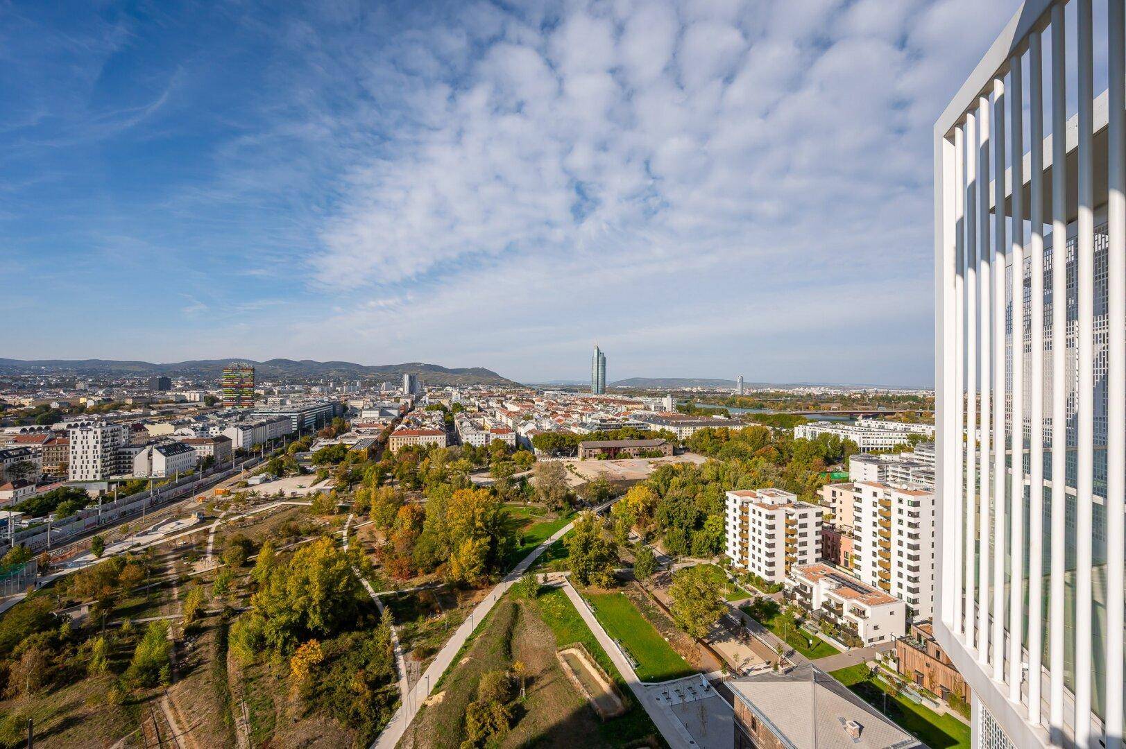 Atemberaubender Ausblick von der Terrasse auf die Stadt, den Fluss und die umliegende Landschaft.