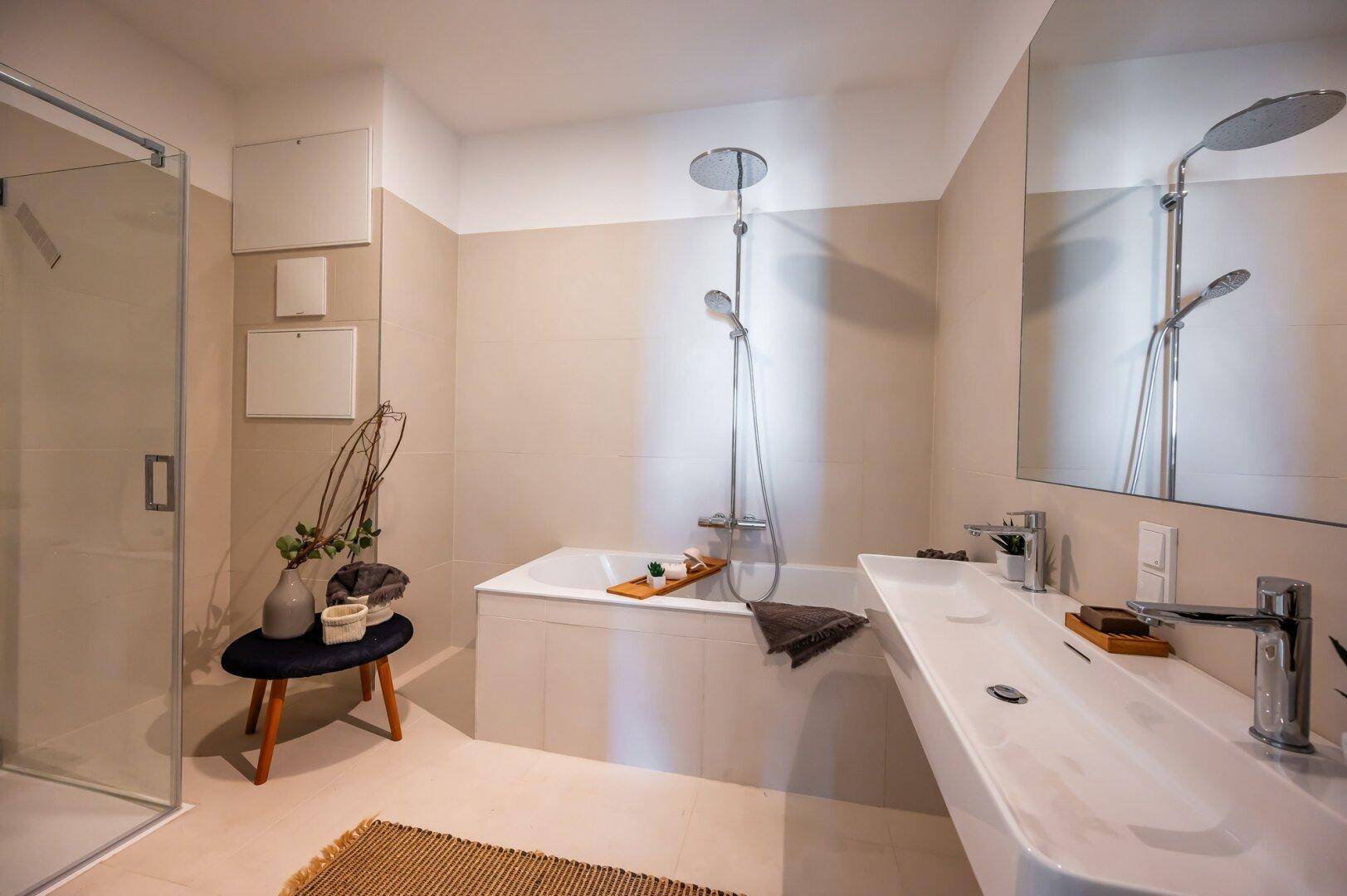 Modernes Badezimmer mit Badewanne, Dusche und großem Waschbecken.