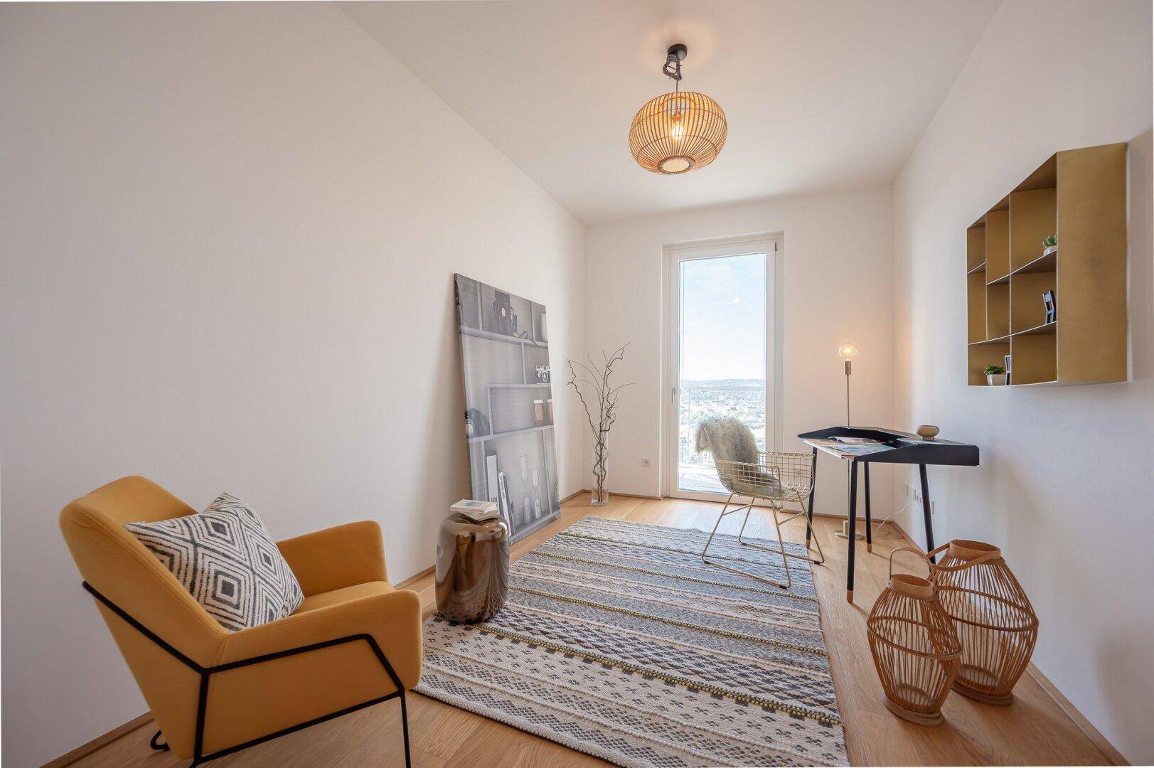 Freundliches Arbeitszimmer mit Holzboden, gelbem Sessel und dekorativer Beleuchtung.