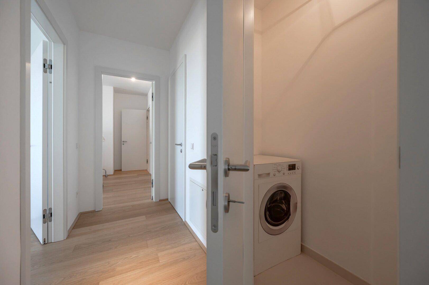 Praktischer Hauswirtschaftsraum mit Waschmaschine und ausreichend Platz.