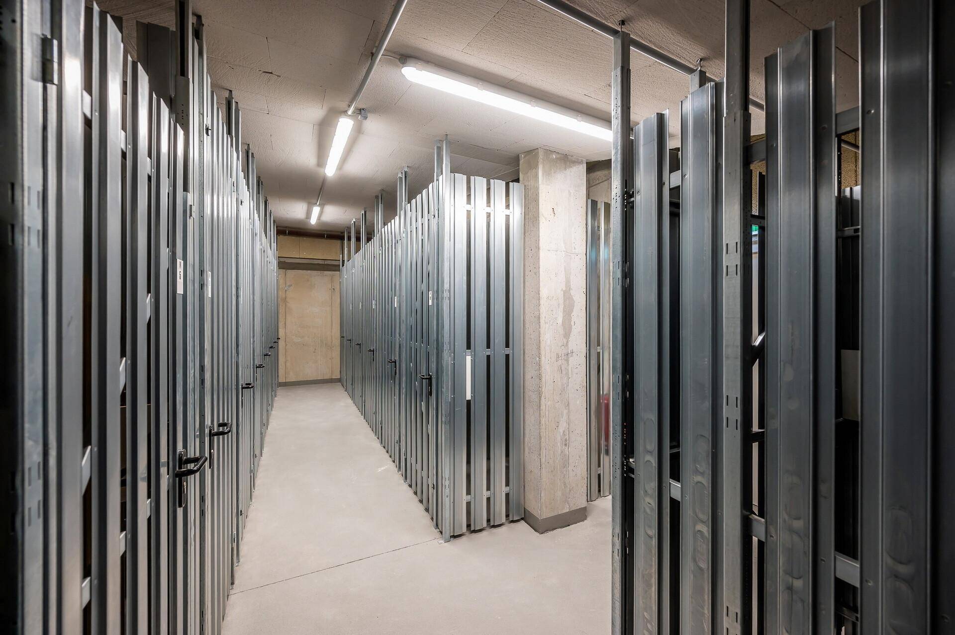 Kellerabteil mit Metallabtrennungen, bietet individuellen Stauraum für Bewohner.