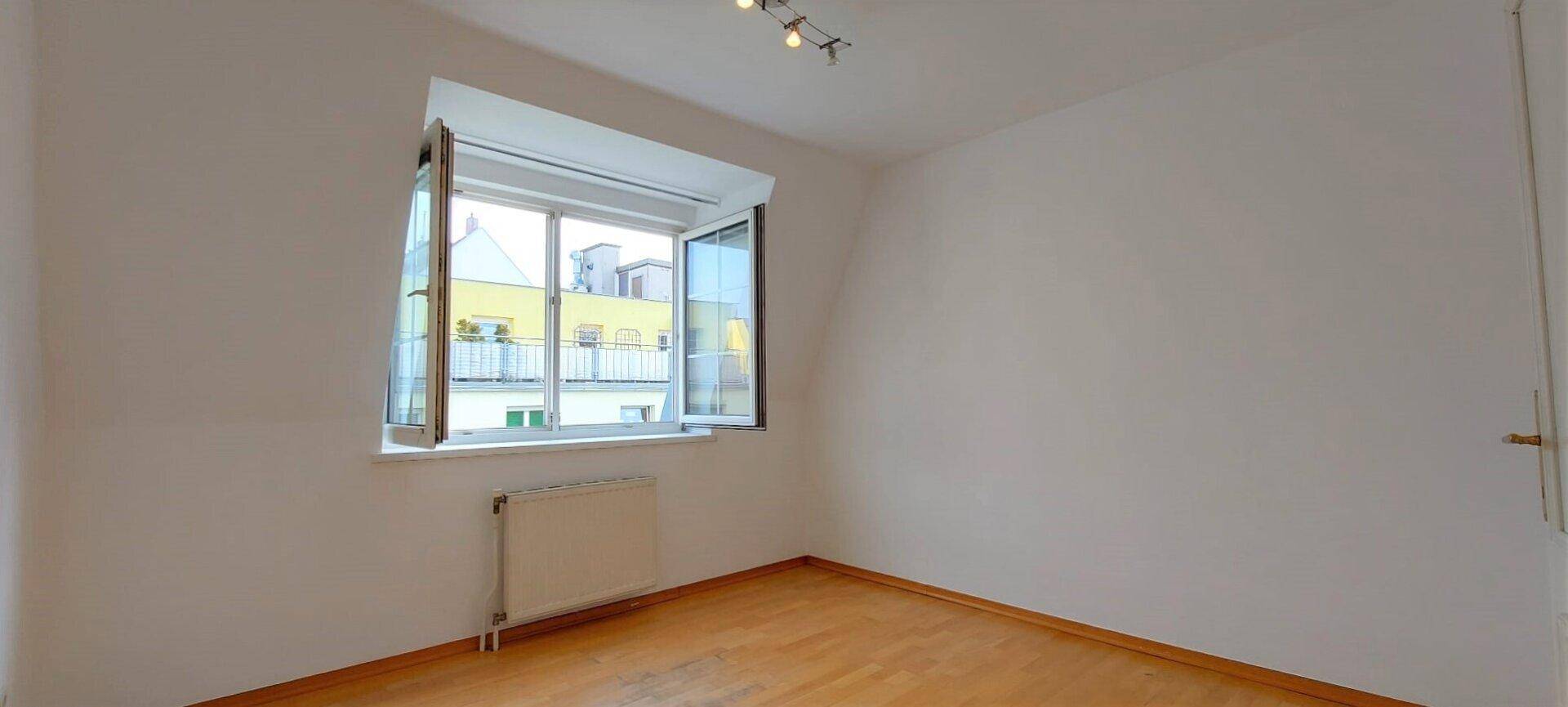 Schlafzimmer EG links mit Blick zum Fenster