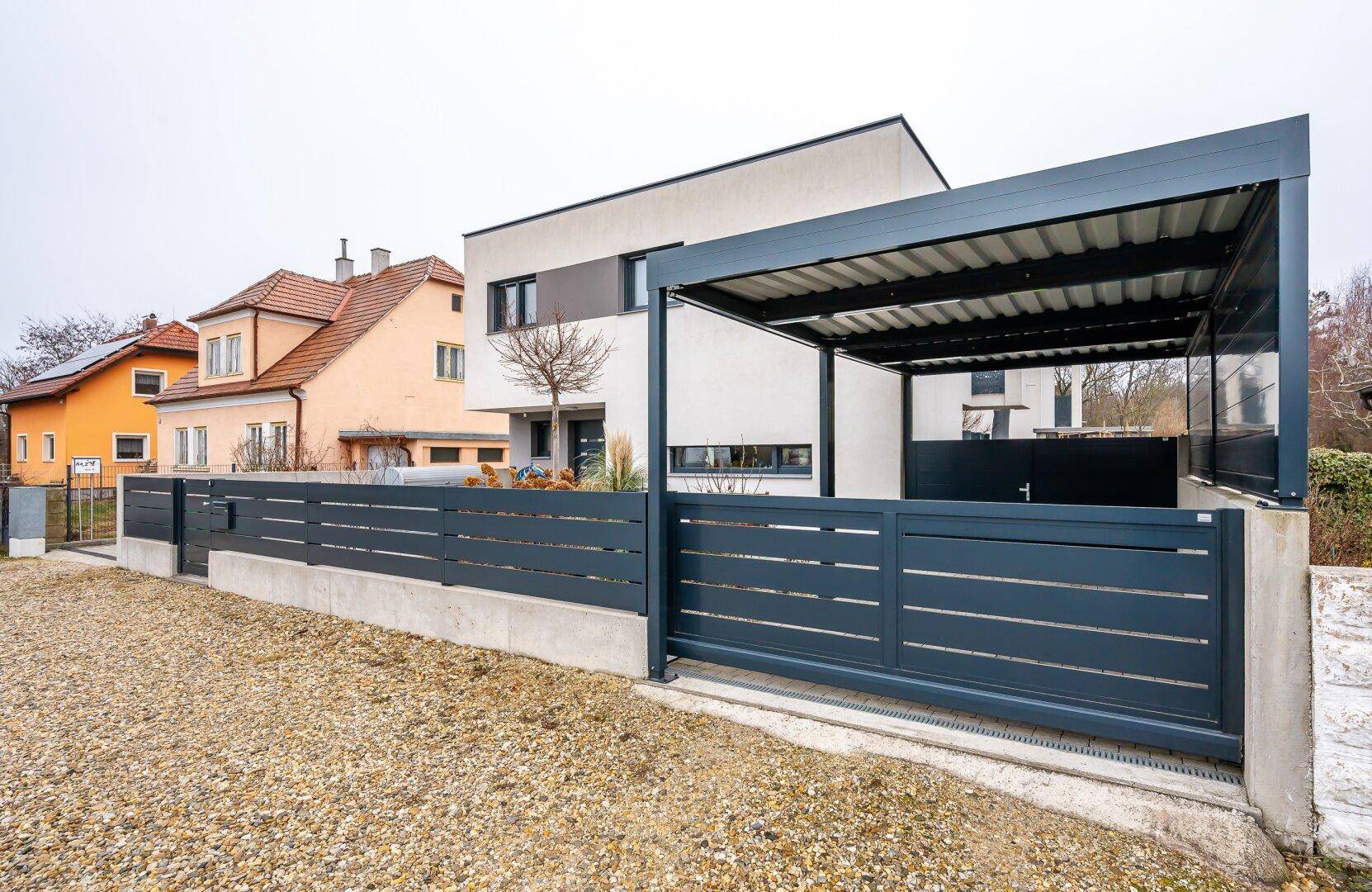 Außenansicht Einfahrt und Carport